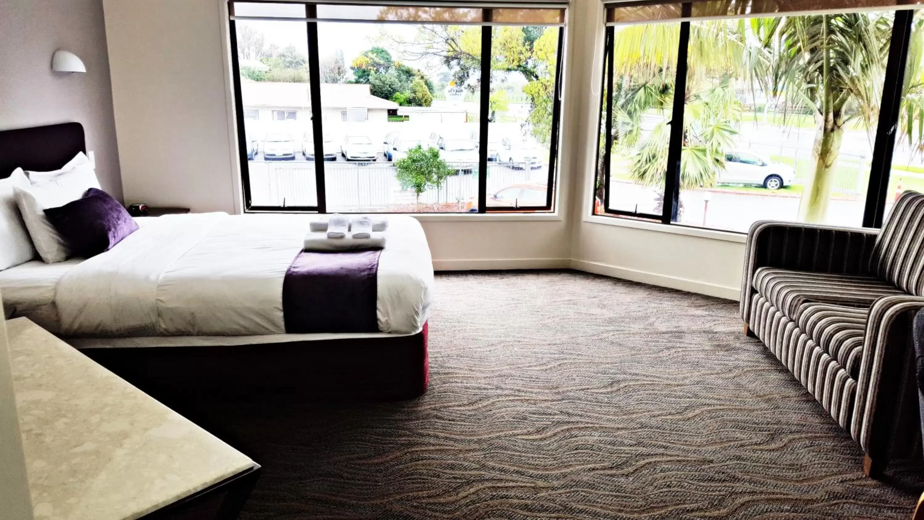 Bed, Garden View in Auckland Airport Kiwi Hotel