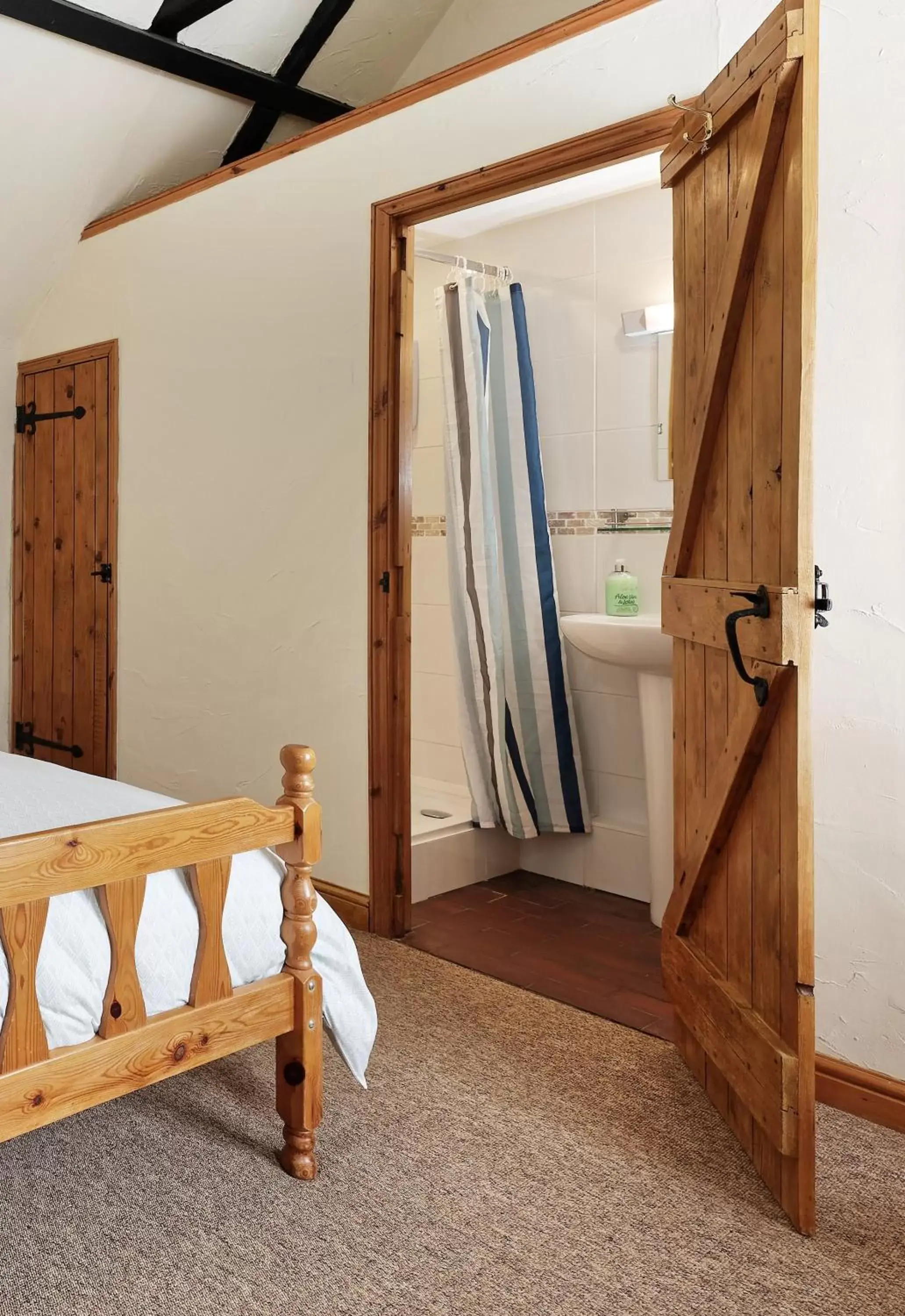 Bathroom, Bed in Beachborough Park