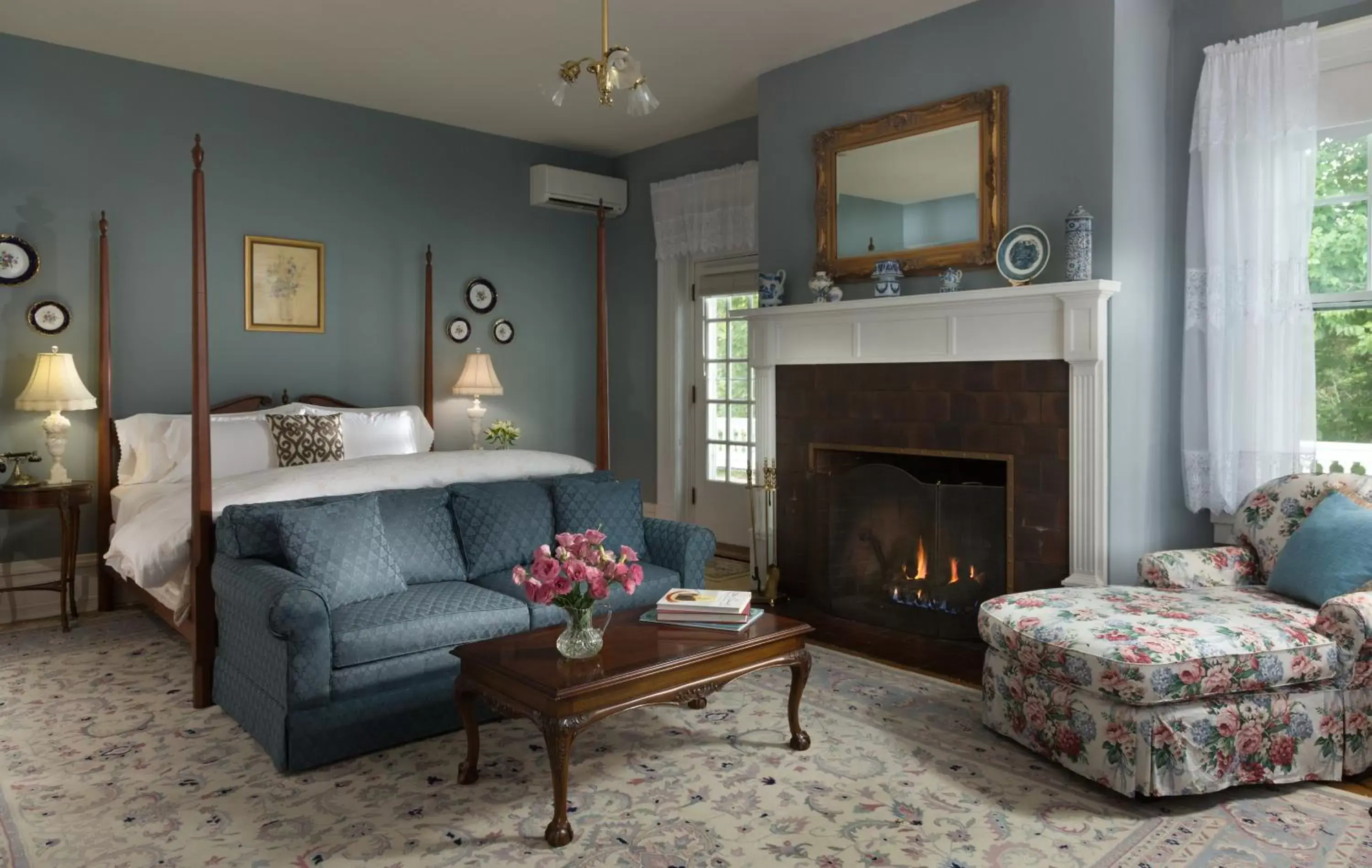 Bedroom, Seating Area in Mercersburg Inn