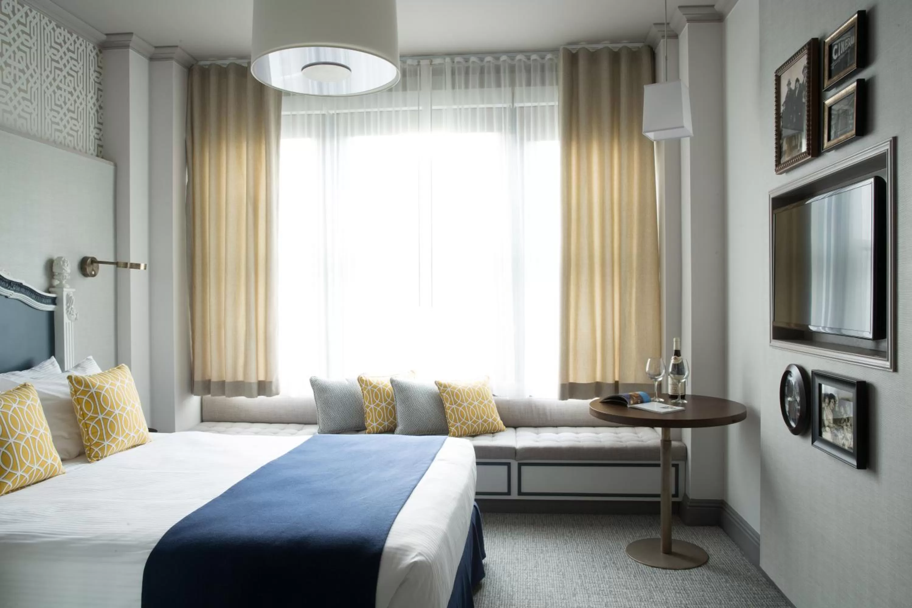 Photo of the whole room, Bed in Warwick San Francisco