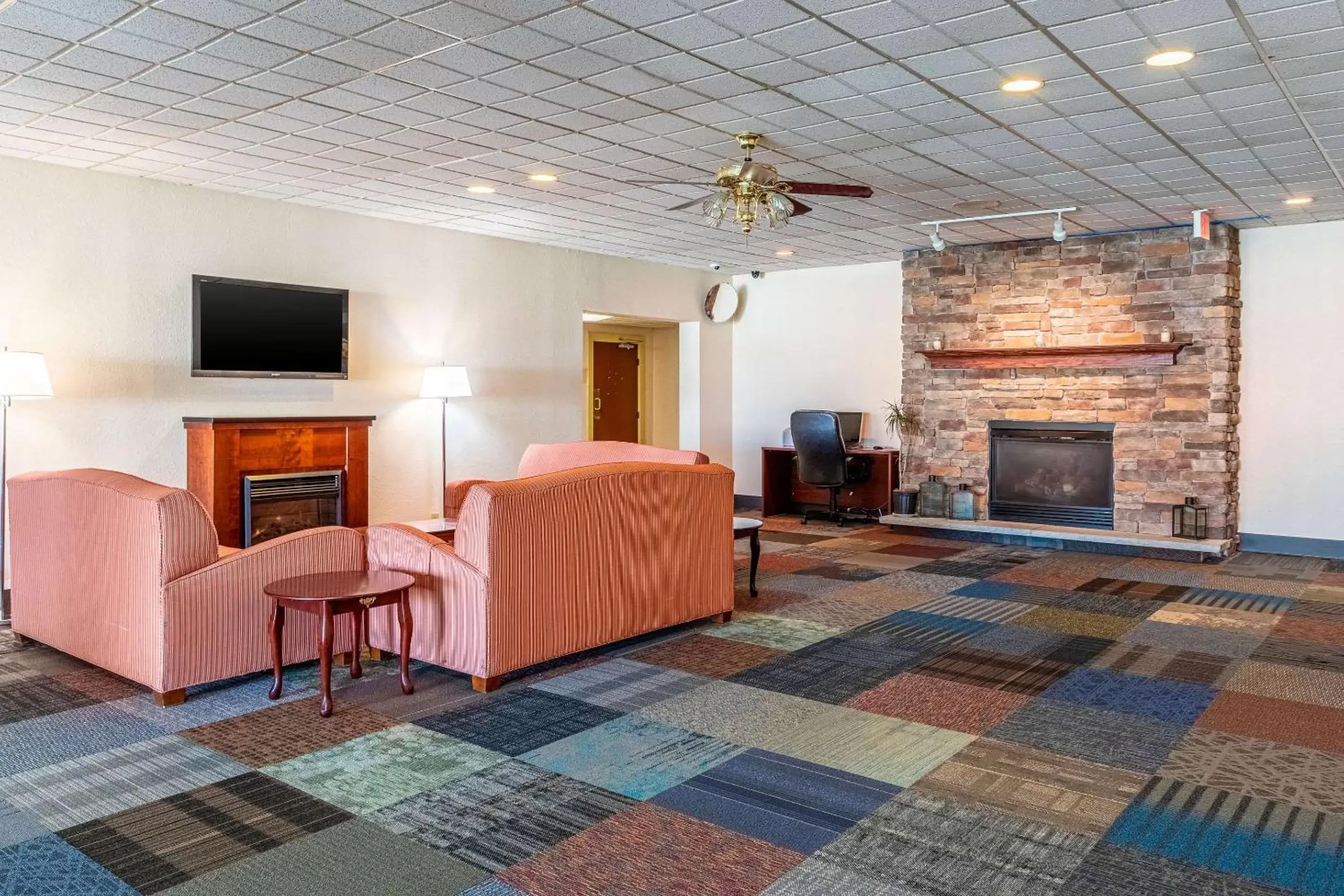 Lobby or reception, TV/Entertainment Center in Econo Lodge Fredonia