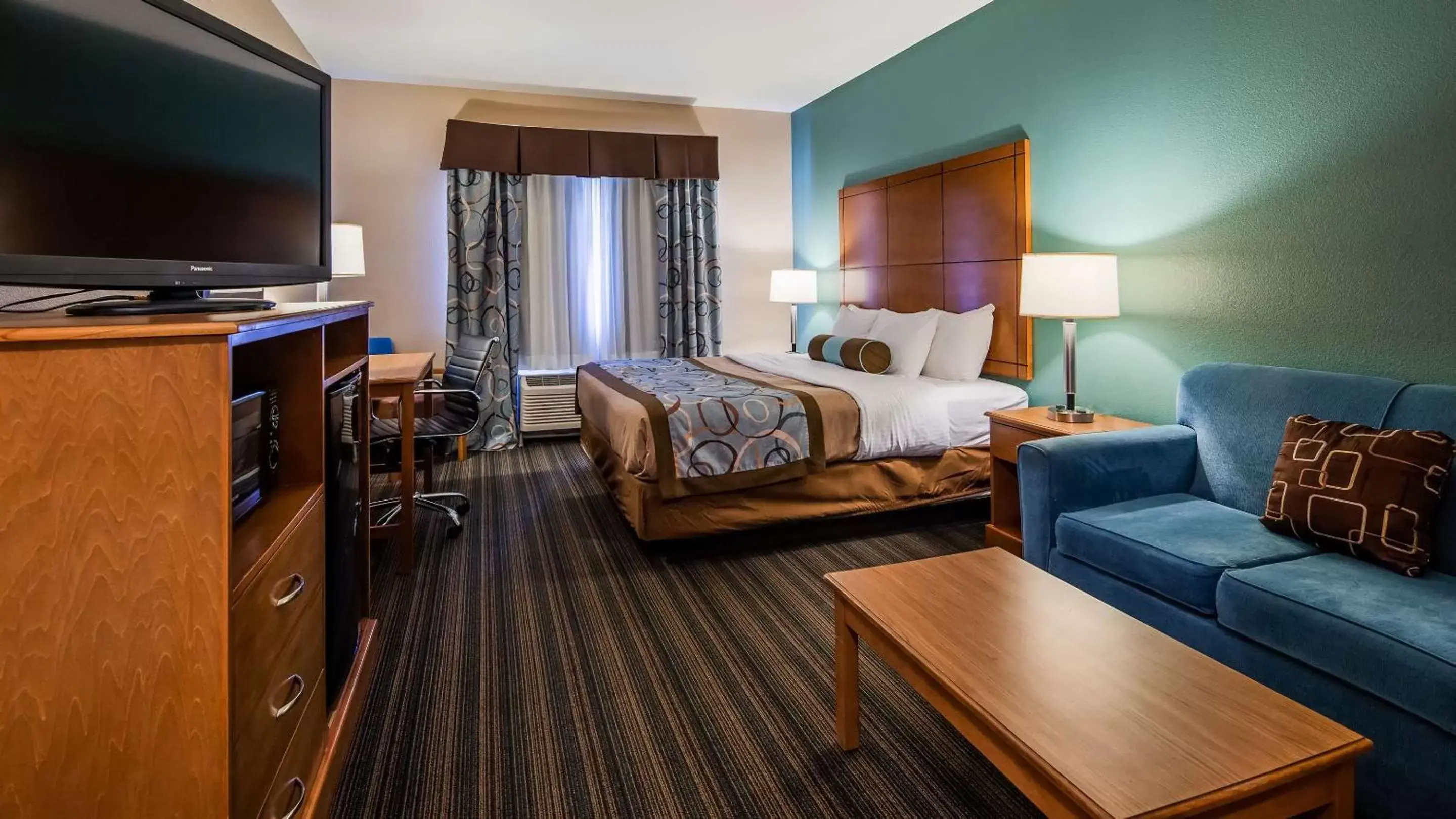Bed, TV/Entertainment Center in Best Western Plus Seminole Hotel & Suites