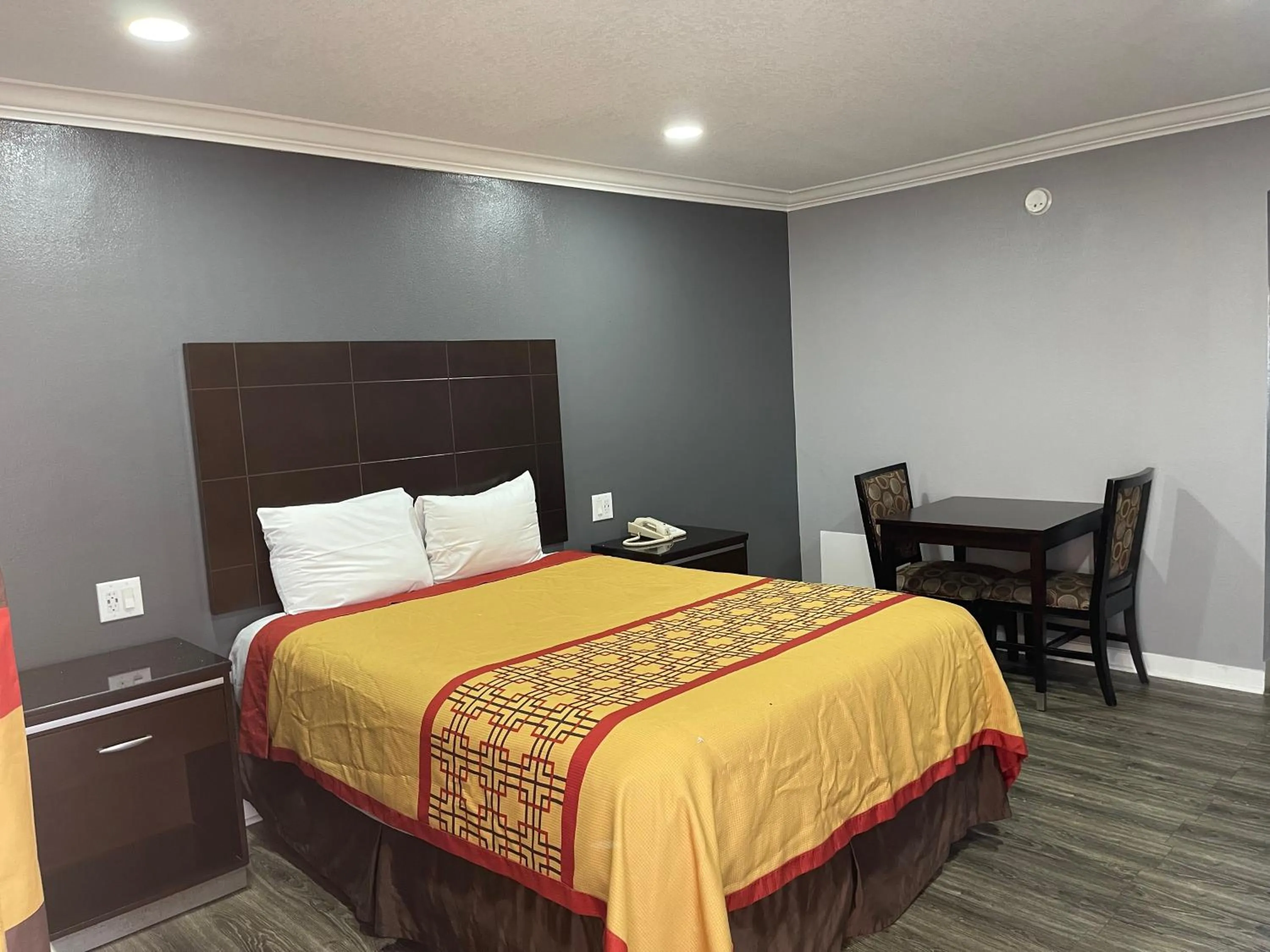 Bed in El Segundo Inn