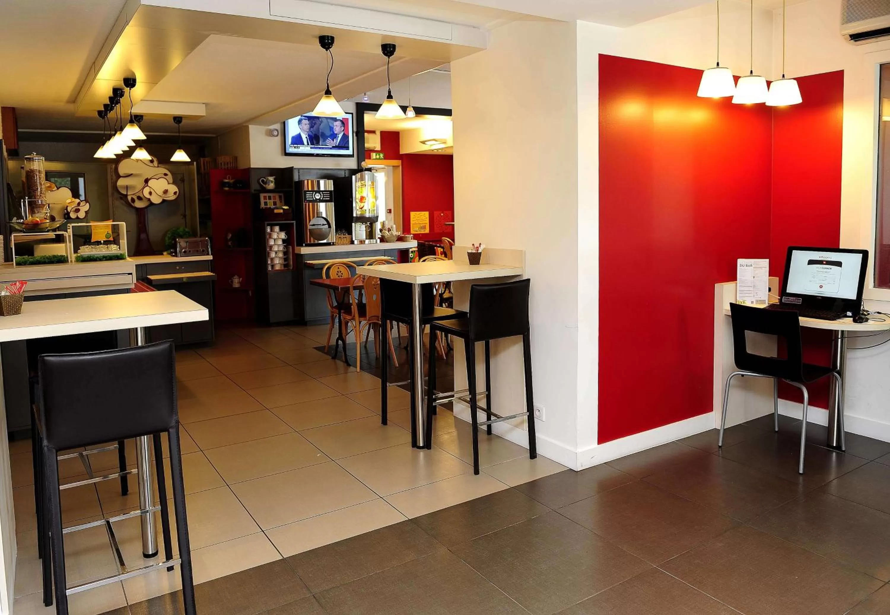 Lounge or bar in ibis Lyon Est Beynost