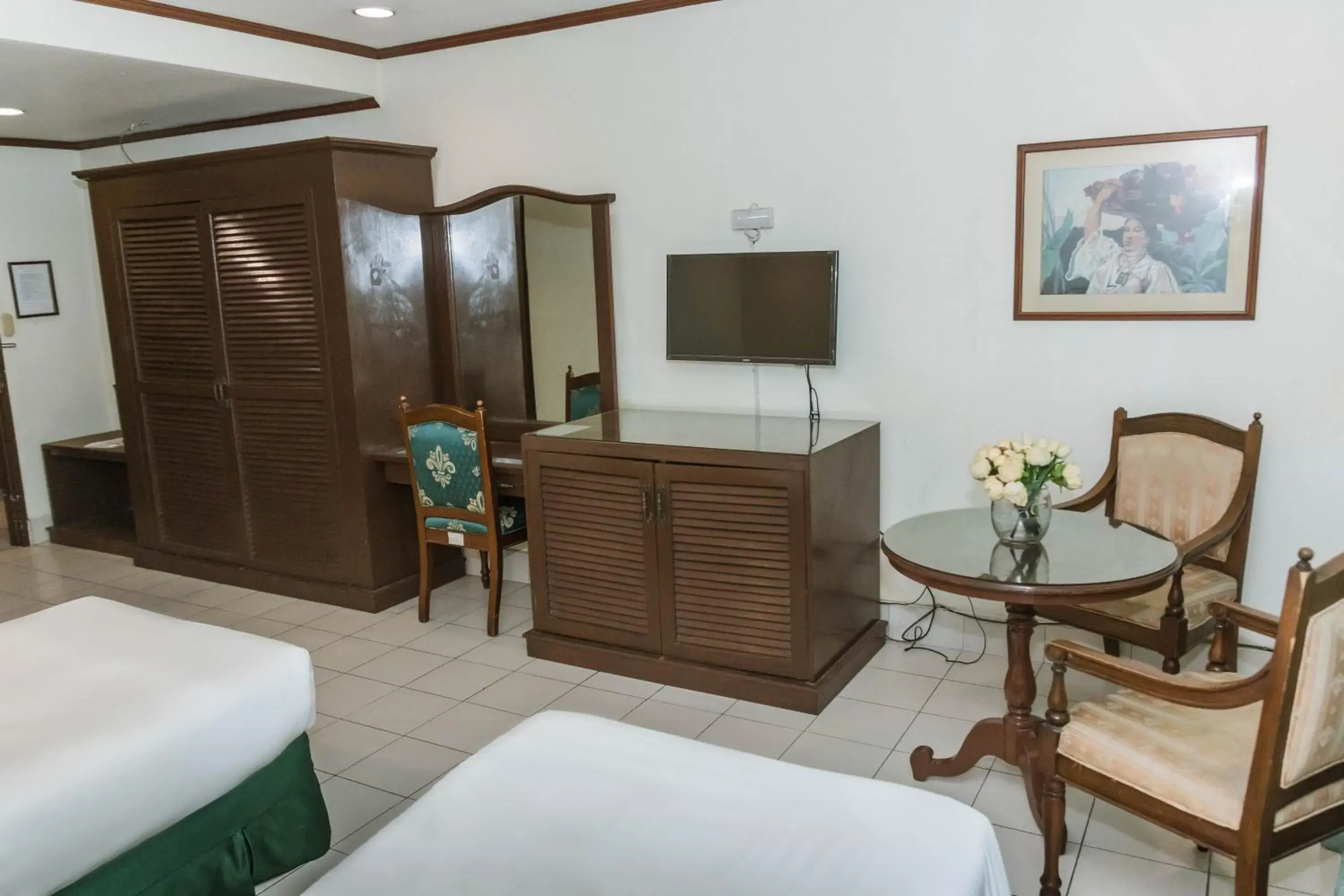 Bedroom, TV/Entertainment Center in La Fiesta Hotel