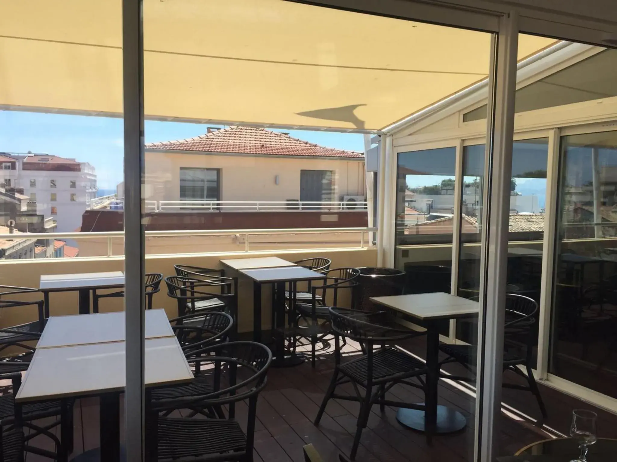 Balcony/Terrace, Restaurant/Places to Eat in Cannes Center Univers Hotel (future Mercure)