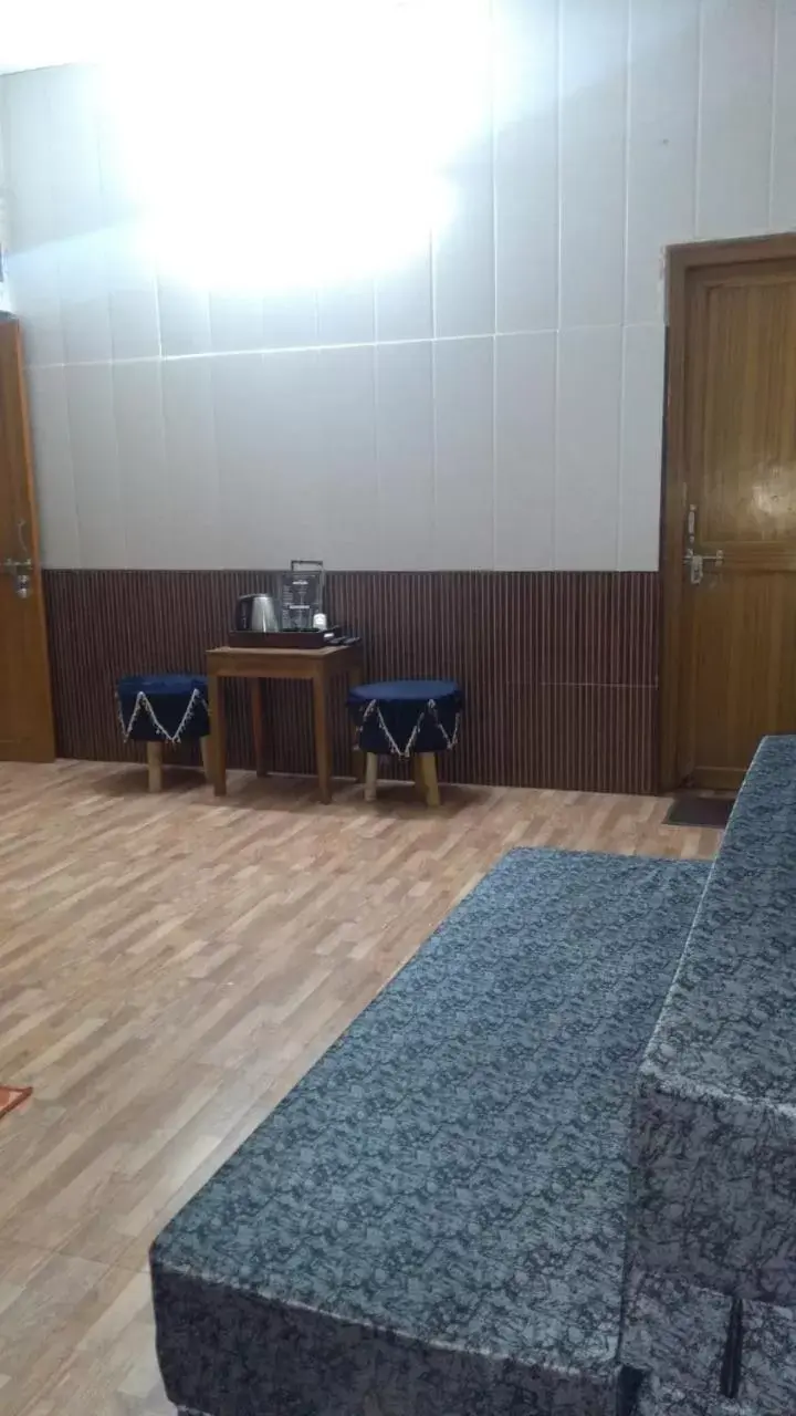 Deluxe Family Room in Karthik Resorts, Jeolikote Nainital Deluxe Family Room in Karthik Resorts, Jeolikote Nainital