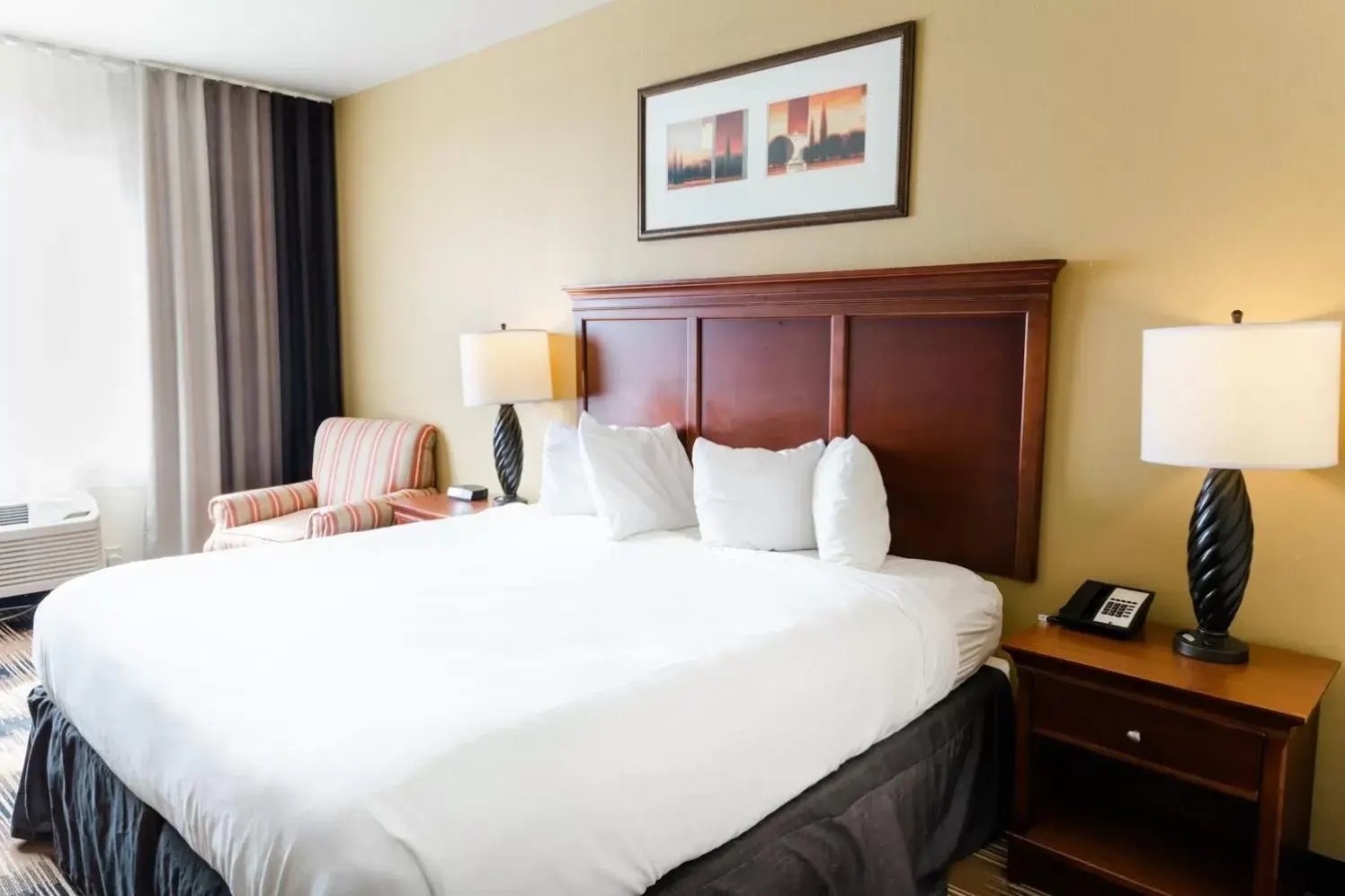 Bed in Country Inn & Suites by Radisson, Helen, GA