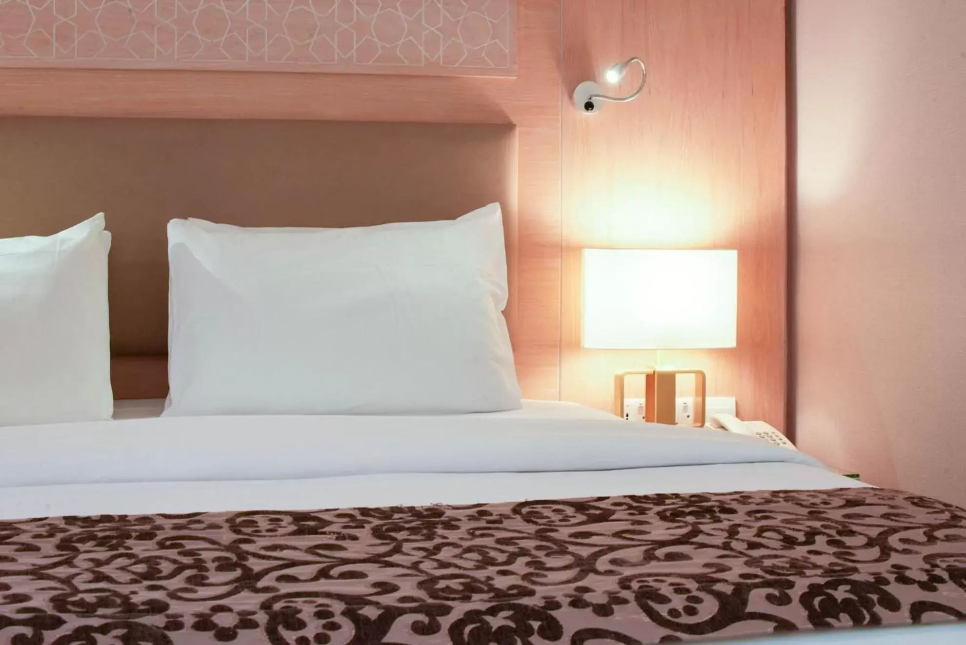 Shower, Bed in Toledo Amman Hotel