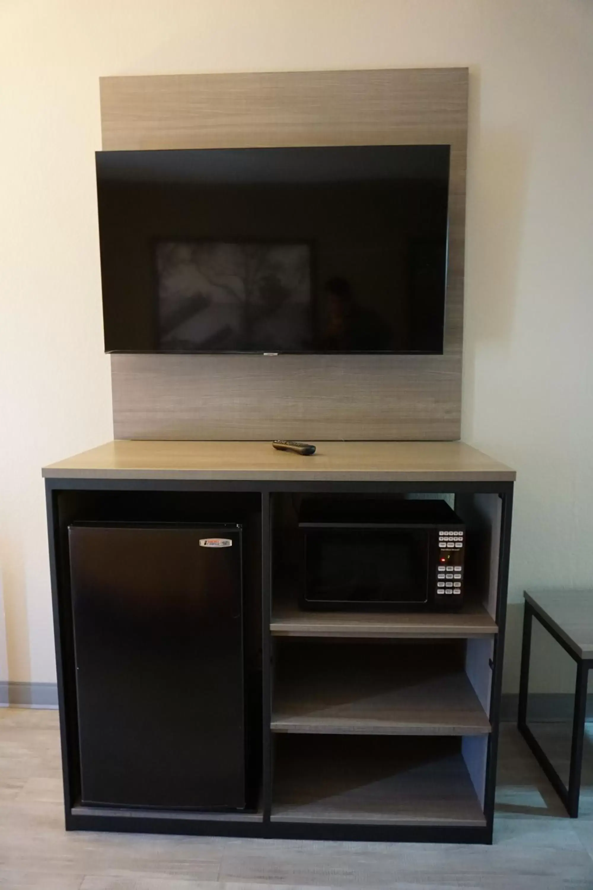 TV/Entertainment Center in Super 8 by Wyndham Pennsville/Wilmington