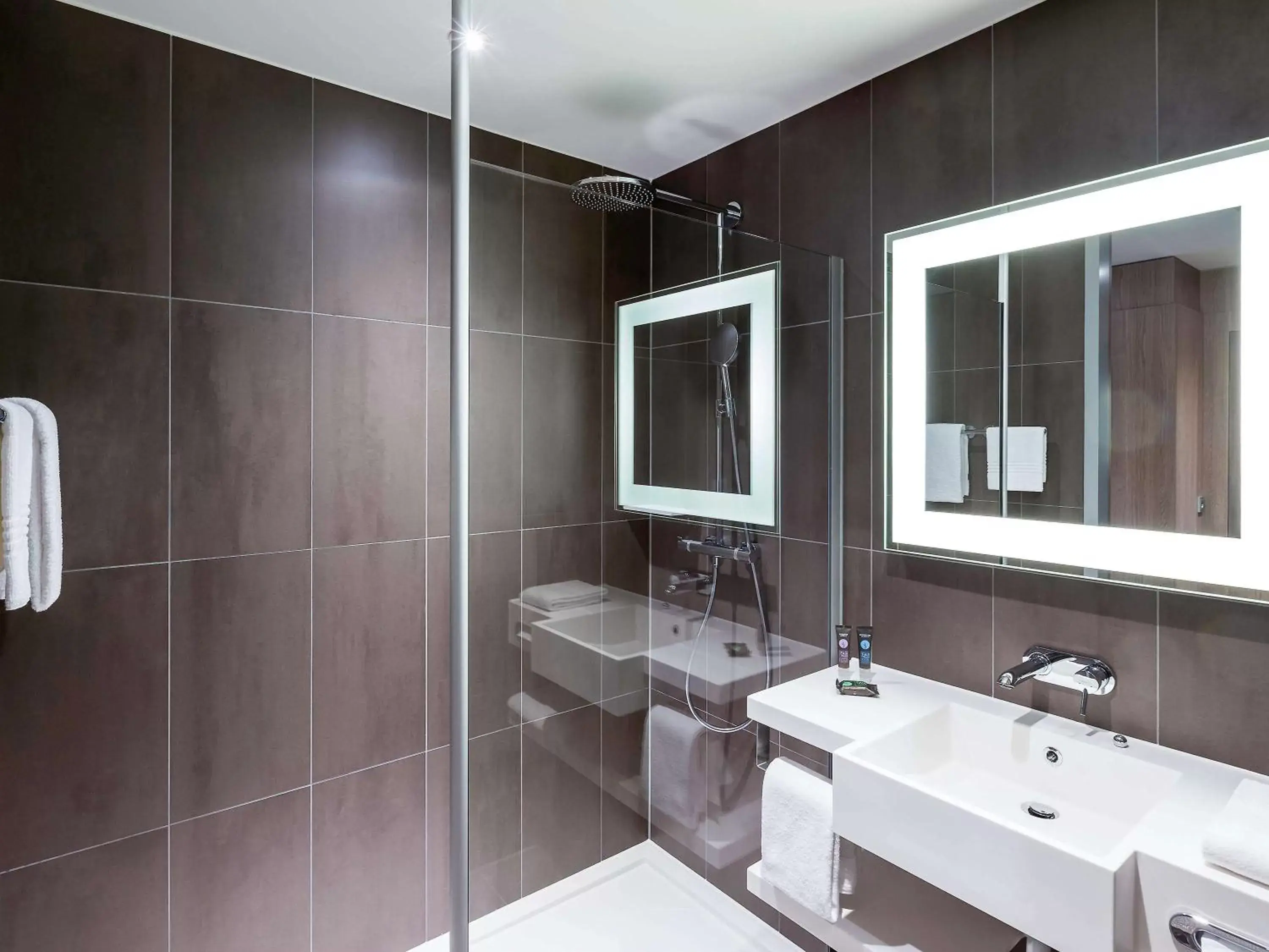 Photo of the whole room, Bathroom in Novotel Amsterdam Schiphol Airport