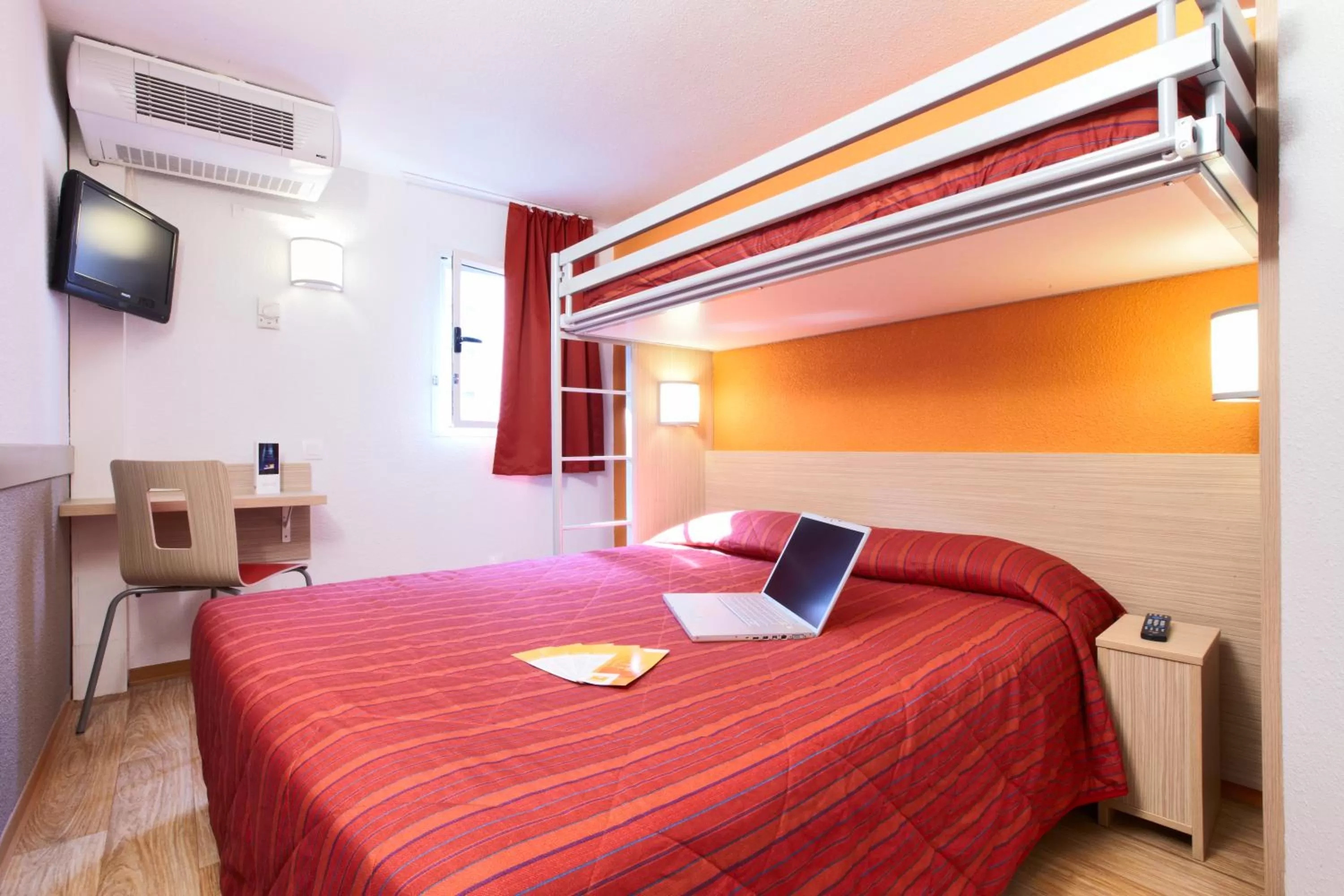 Photo of the whole room, Bed in Premiere Classe Montreuil