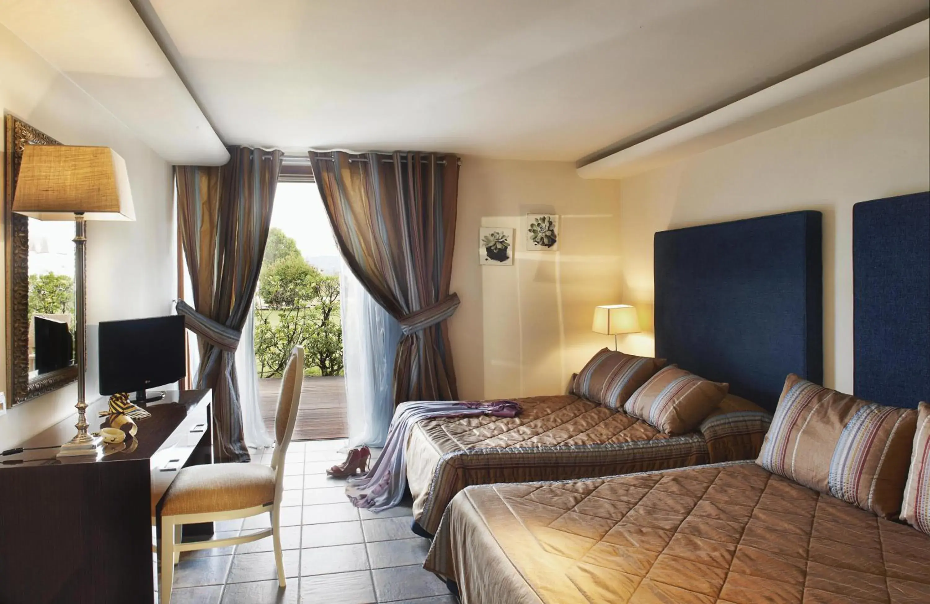 Photo of the whole room, Bed in Skiathos Princess