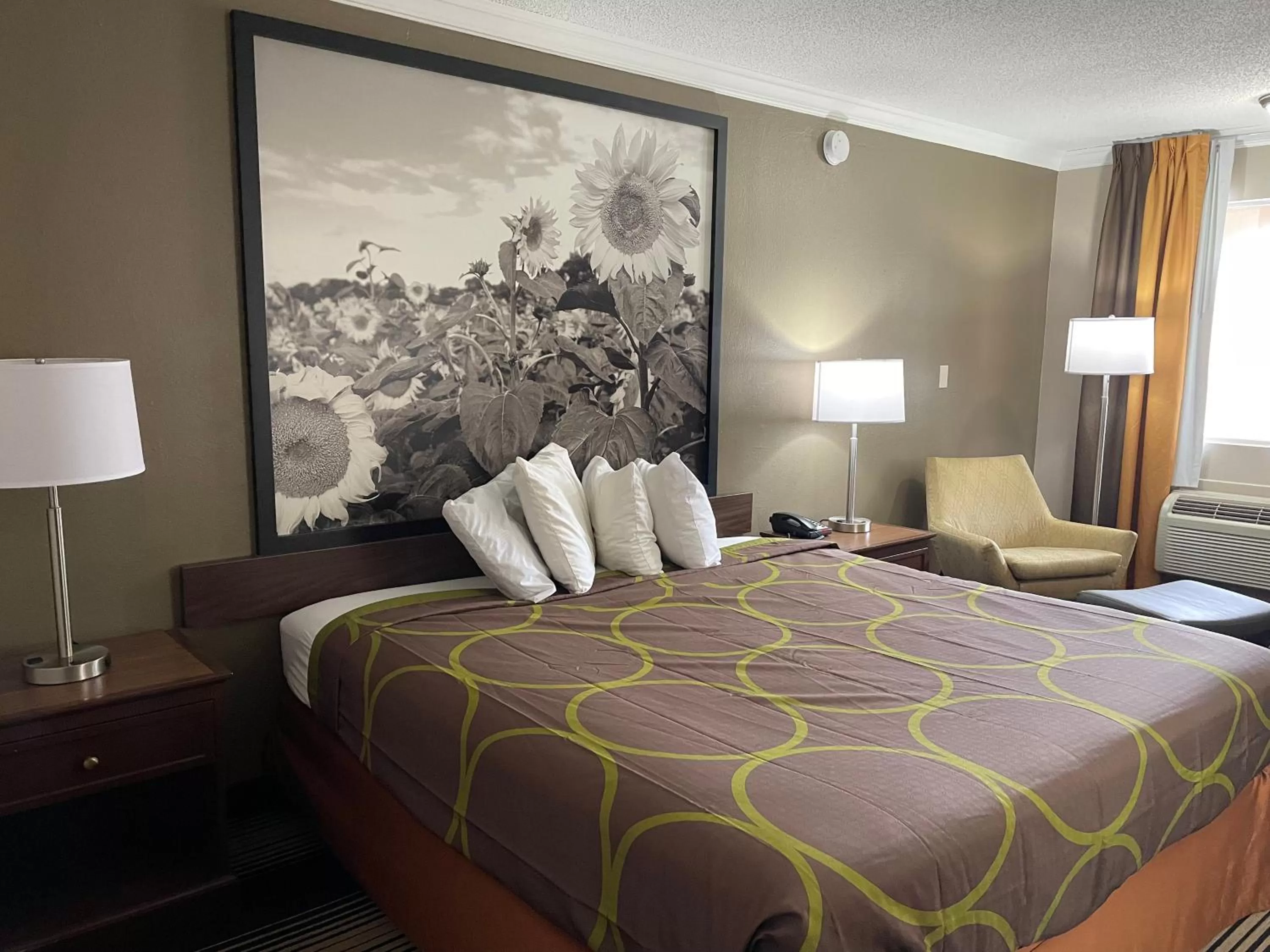 Bed in Deluxe Inn & Suites