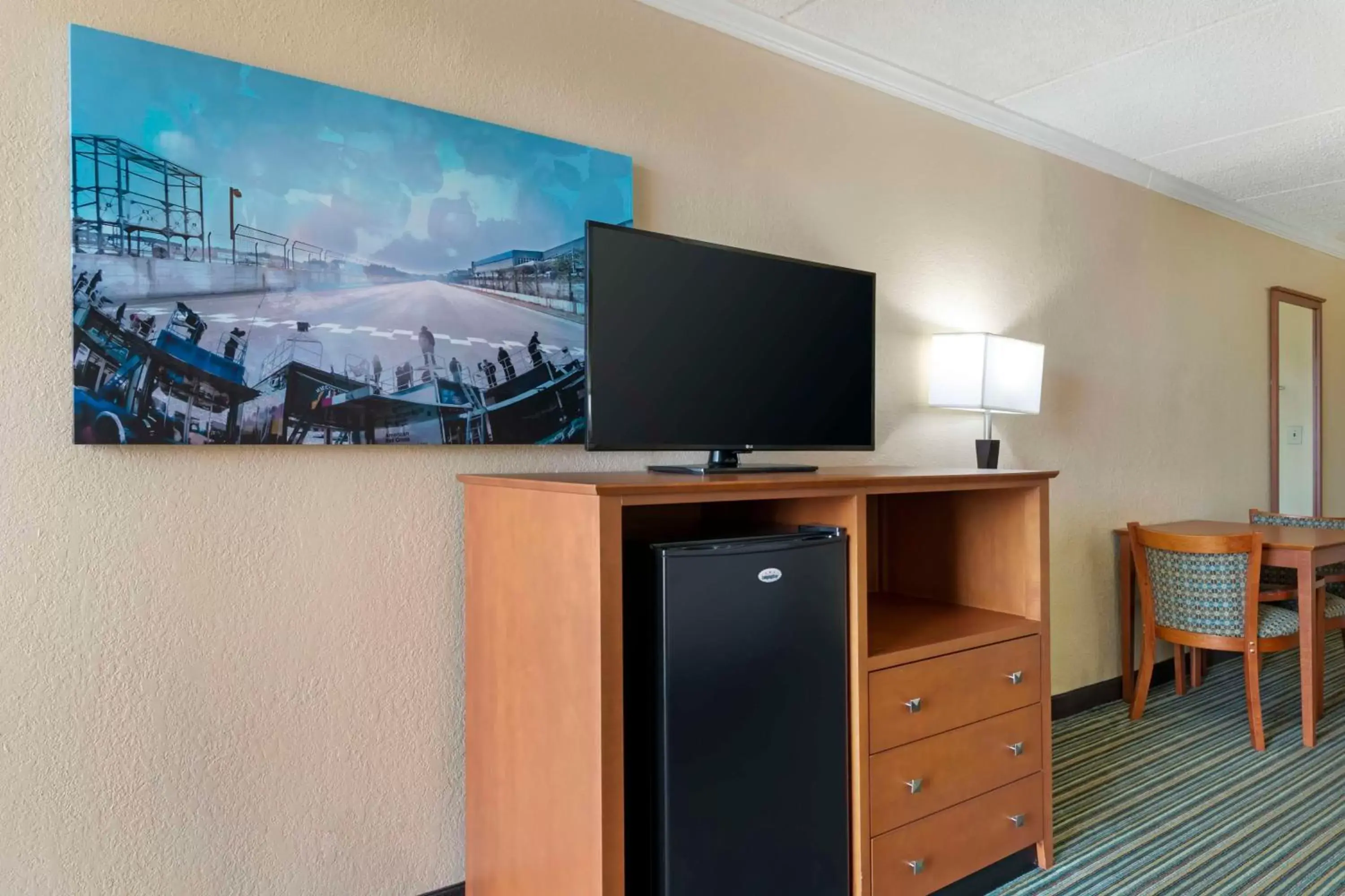 Bedroom, TV/Entertainment Center in Best Western International Speedway Hotel