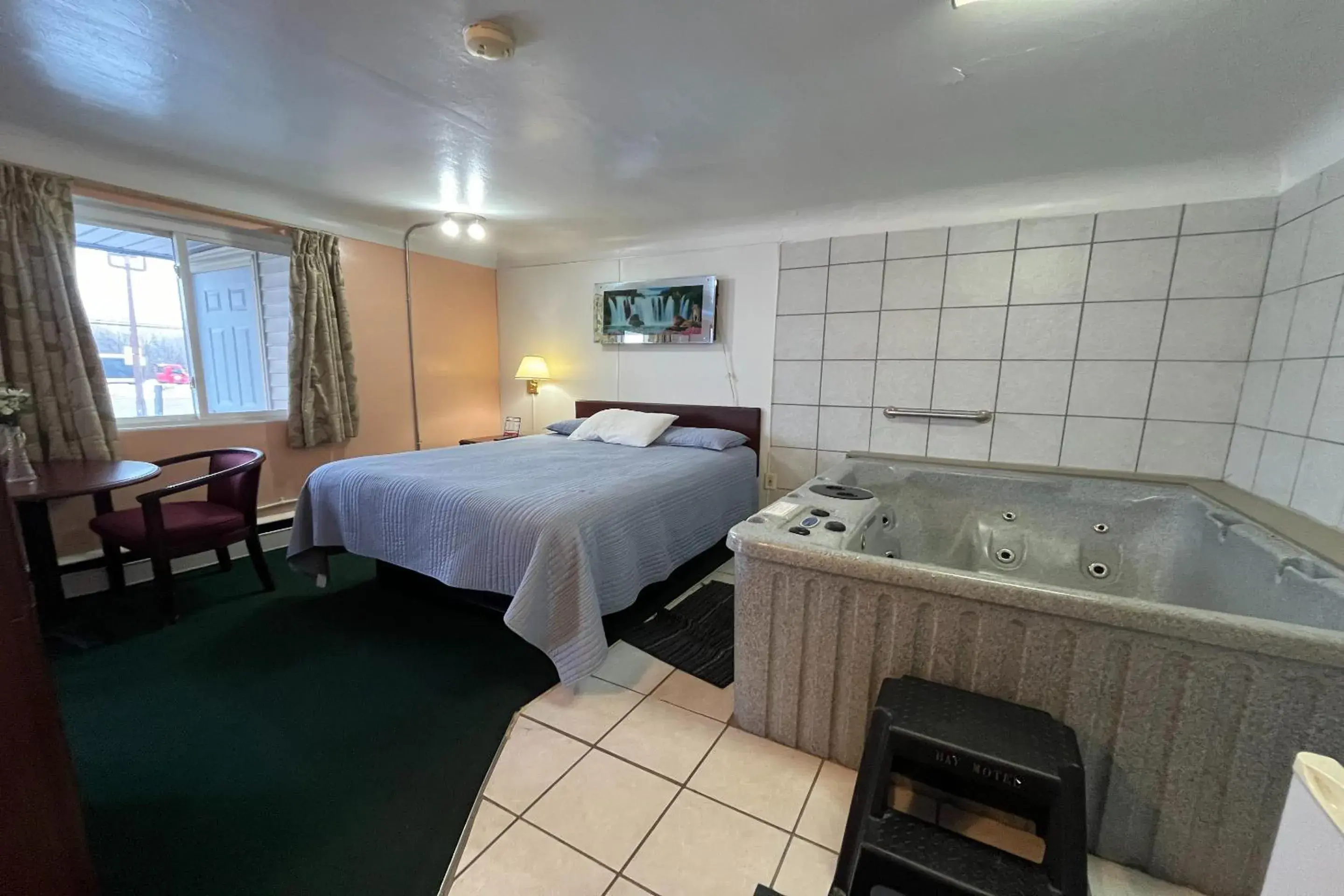 Bedroom in Bay Motel