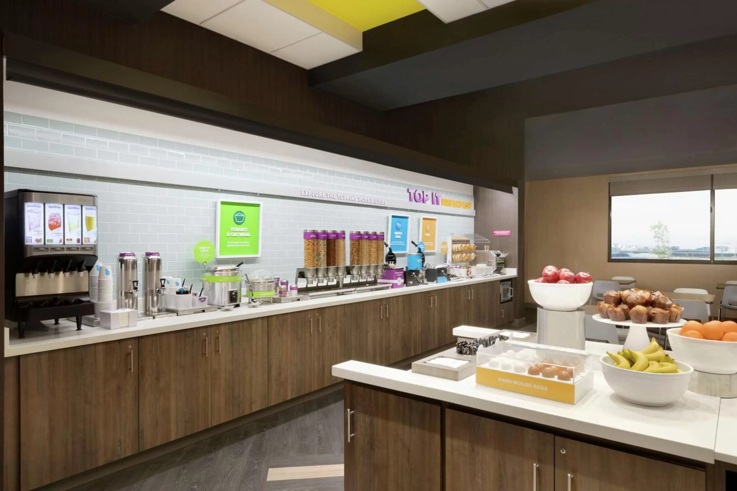 Dining area in Tru by Hilton Albany Crossgates Mall