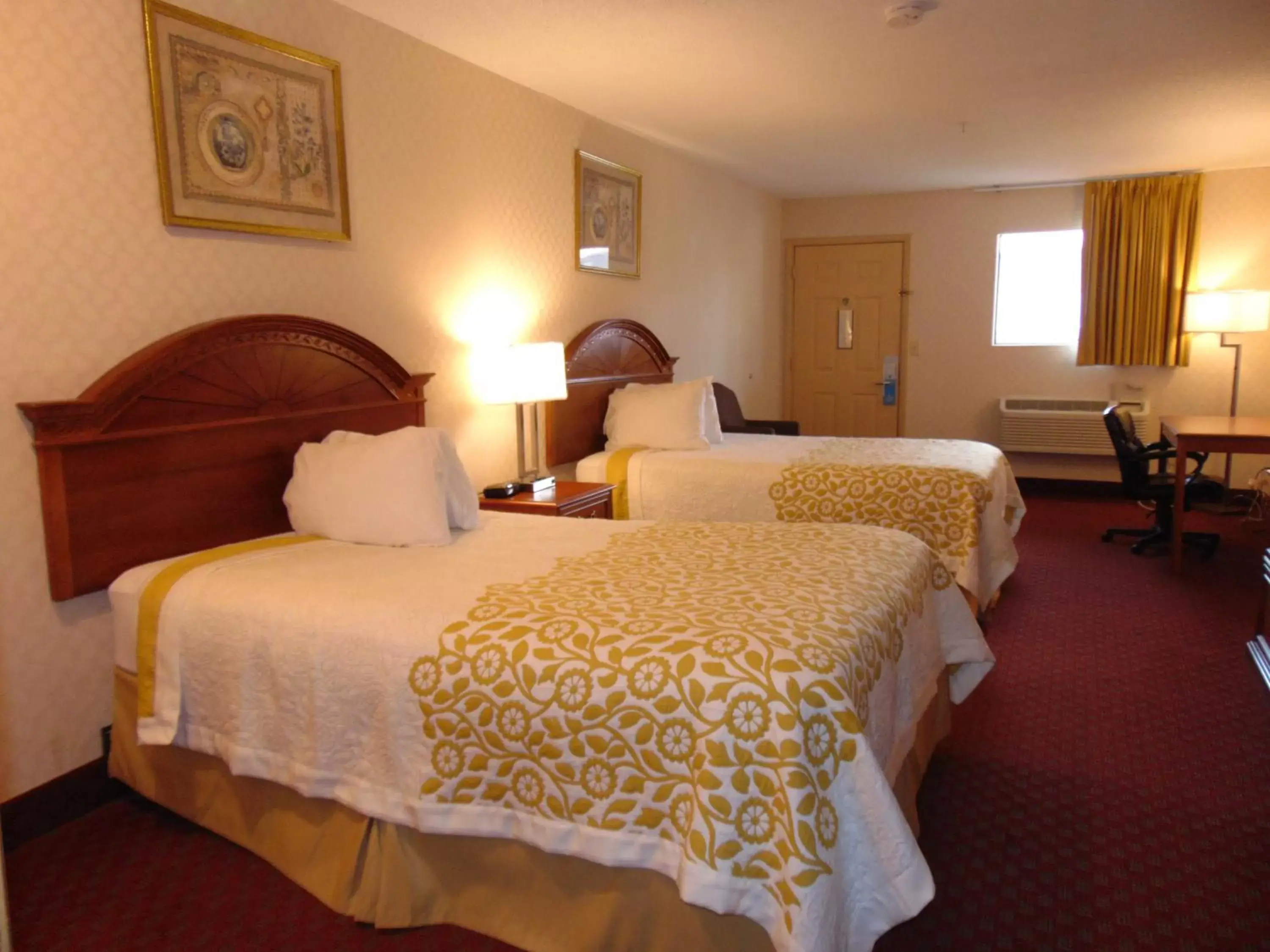 Photo of the whole room, Bed in Days Inn by Wyndham Huntington