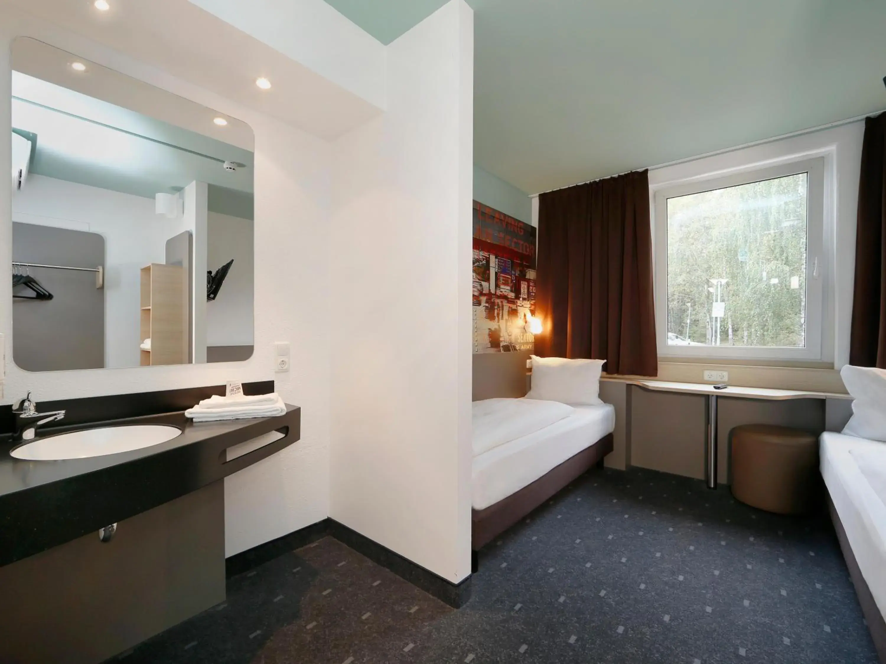 Photo of the whole room, Bathroom in B&B Hotel Berlin-Dreilinden