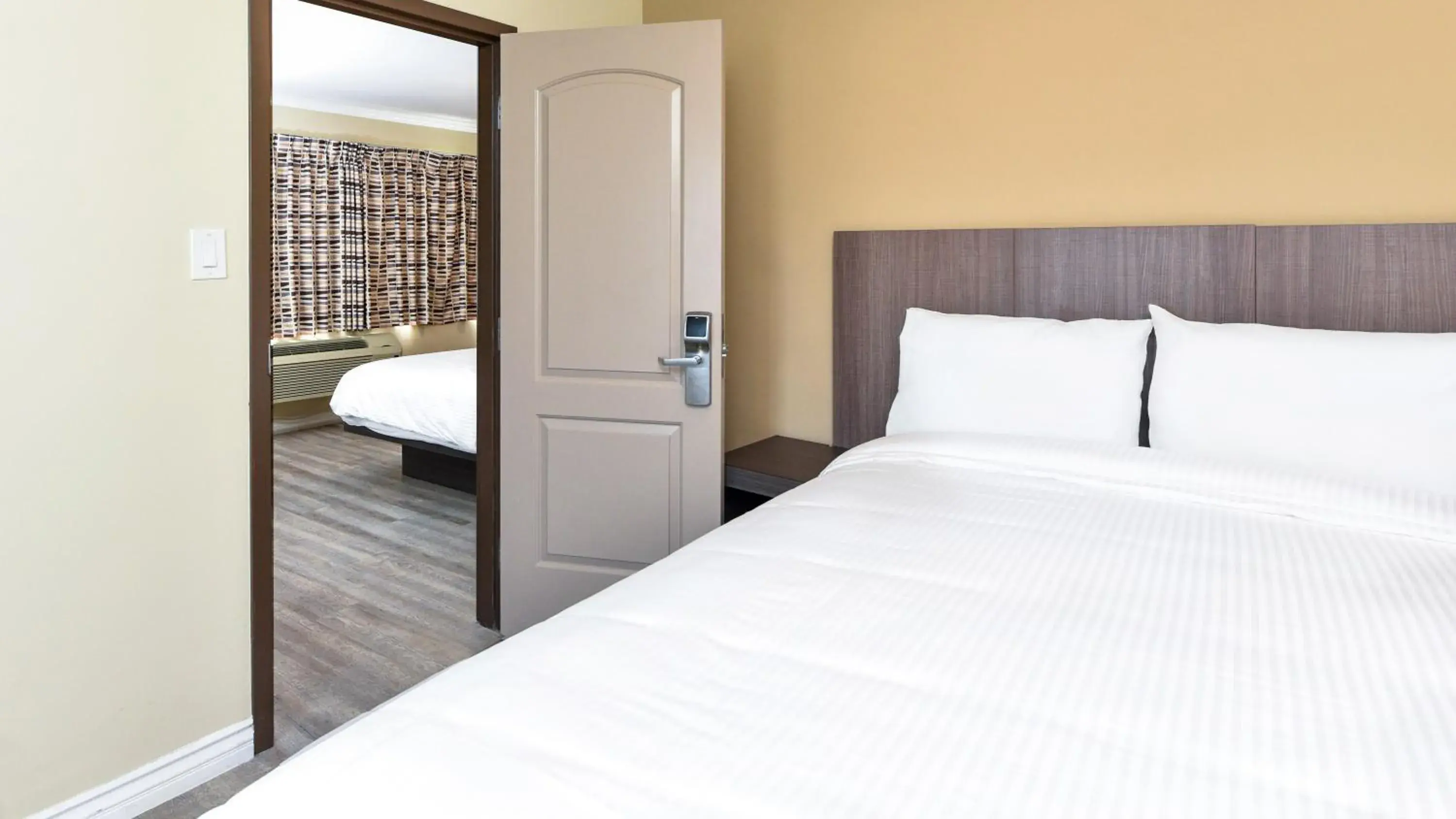 King Suite in Sea Rock Inn - Long Beach King Suite in Sea Rock Inn - Long Beach