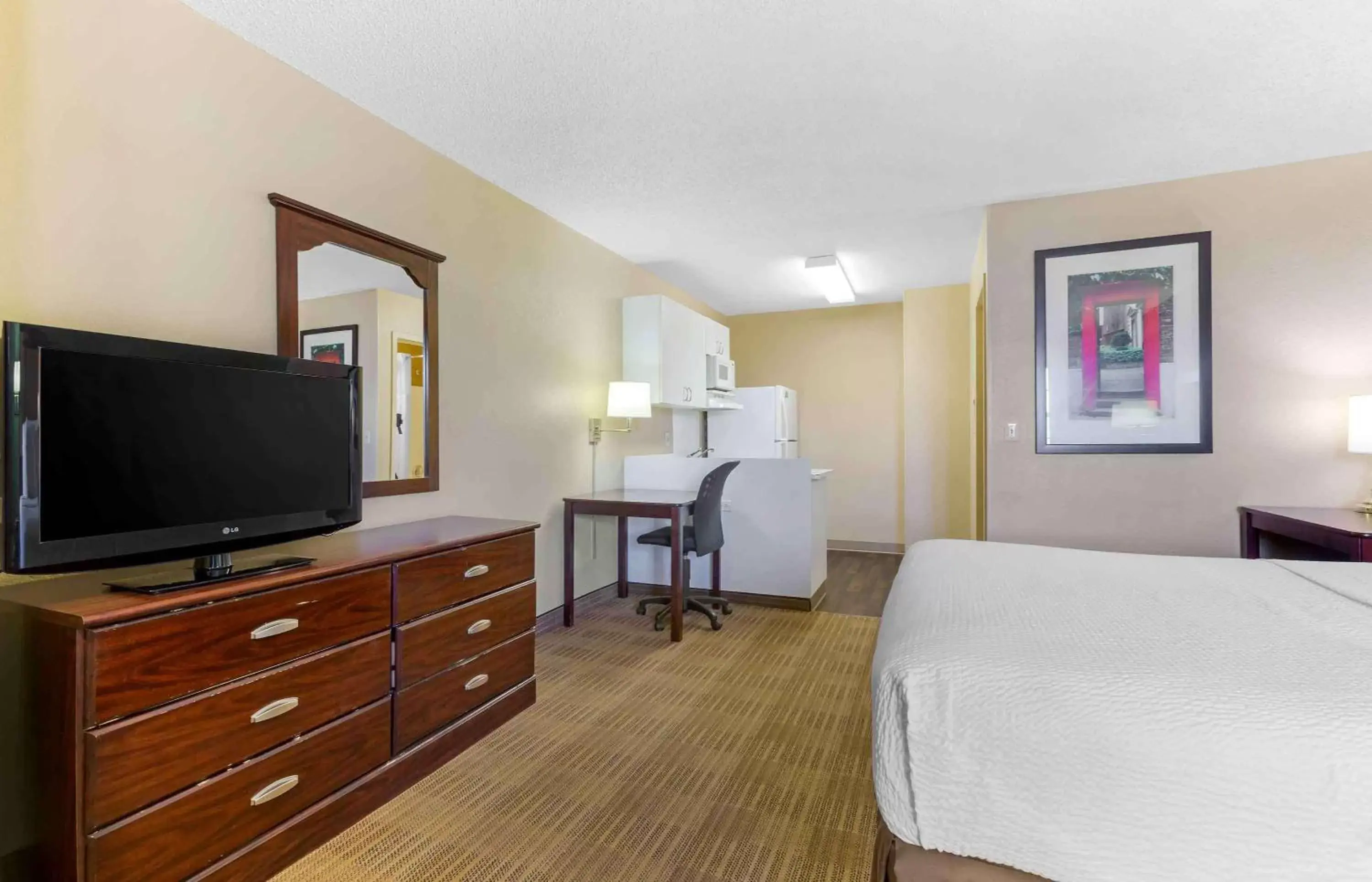 Bedroom, TV/Entertainment Center in Extended Stay America Suites - Tucson - Grant Road