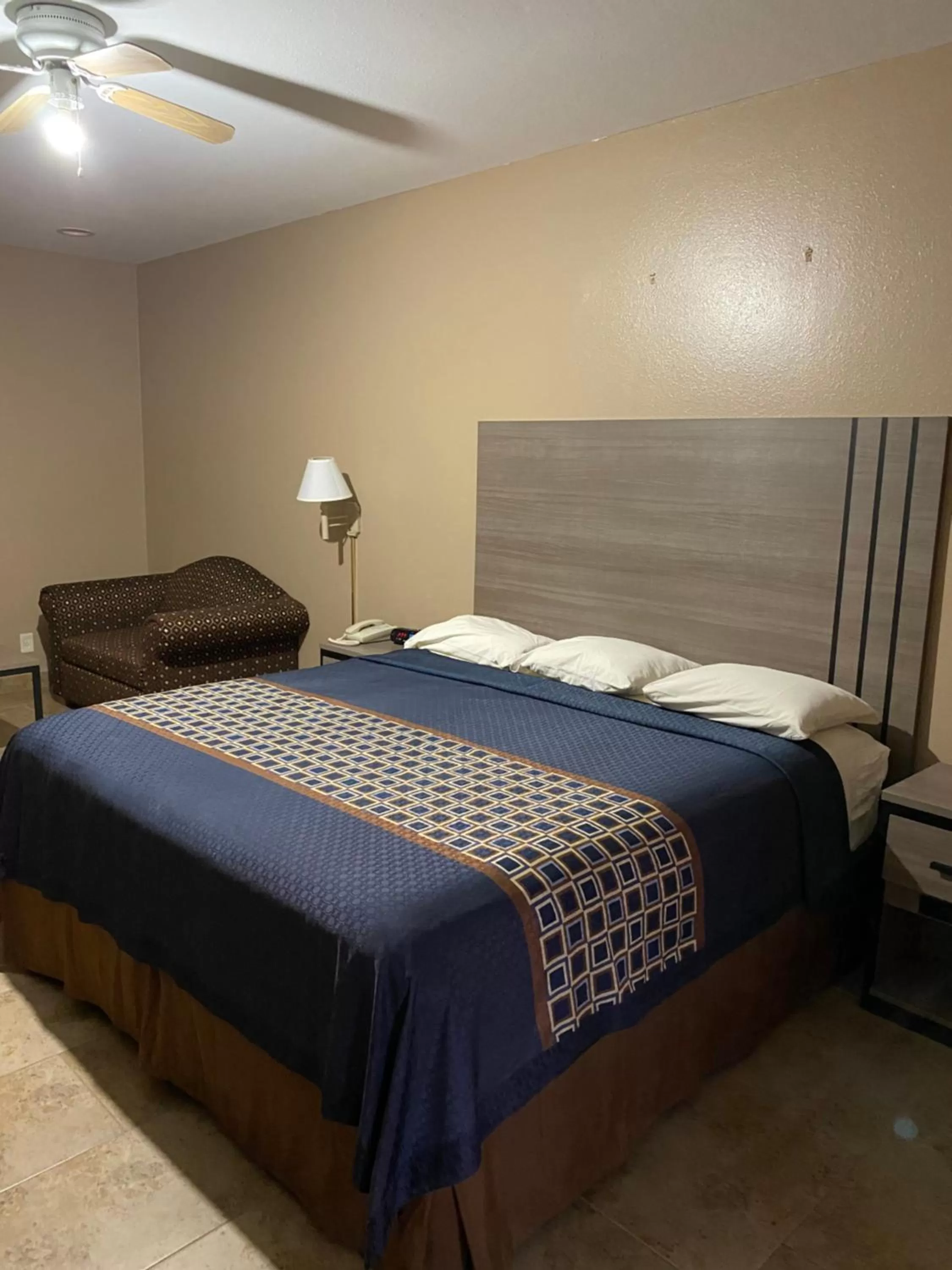 Bed in Los Fresnos Inn and Suites