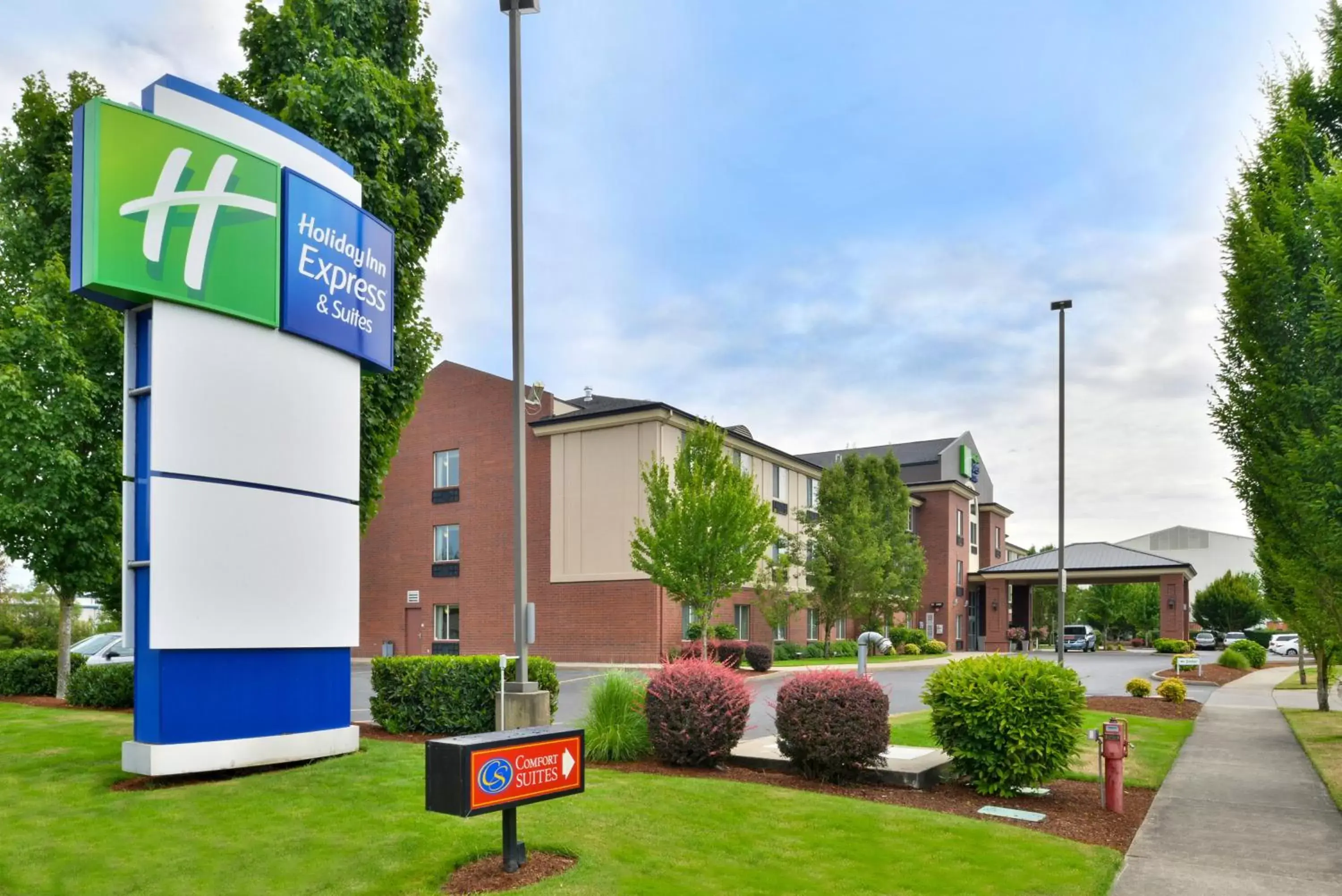 Property Building in Holiday Inn Express Hotel & Suites Albany, an IHG Hotel