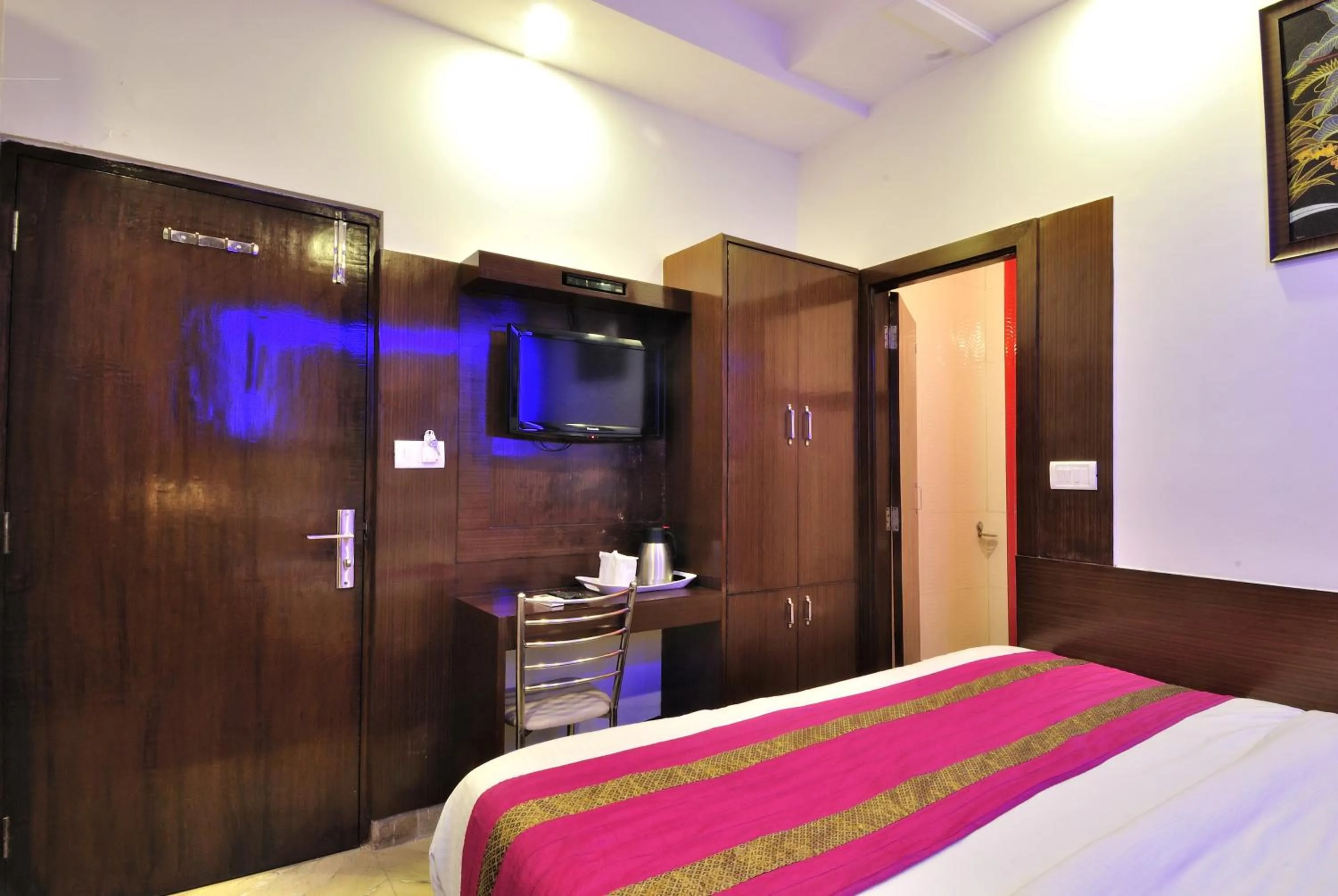 Bedroom, Bed in Hotel Nirmal Mahal - Paharganj - New Delhi