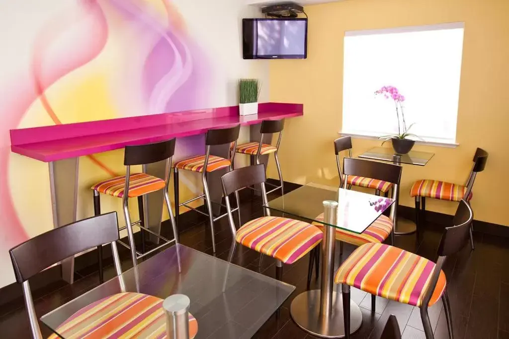 Communal lounge/ TV room, Restaurant/Places to Eat in Menlo Park Inn