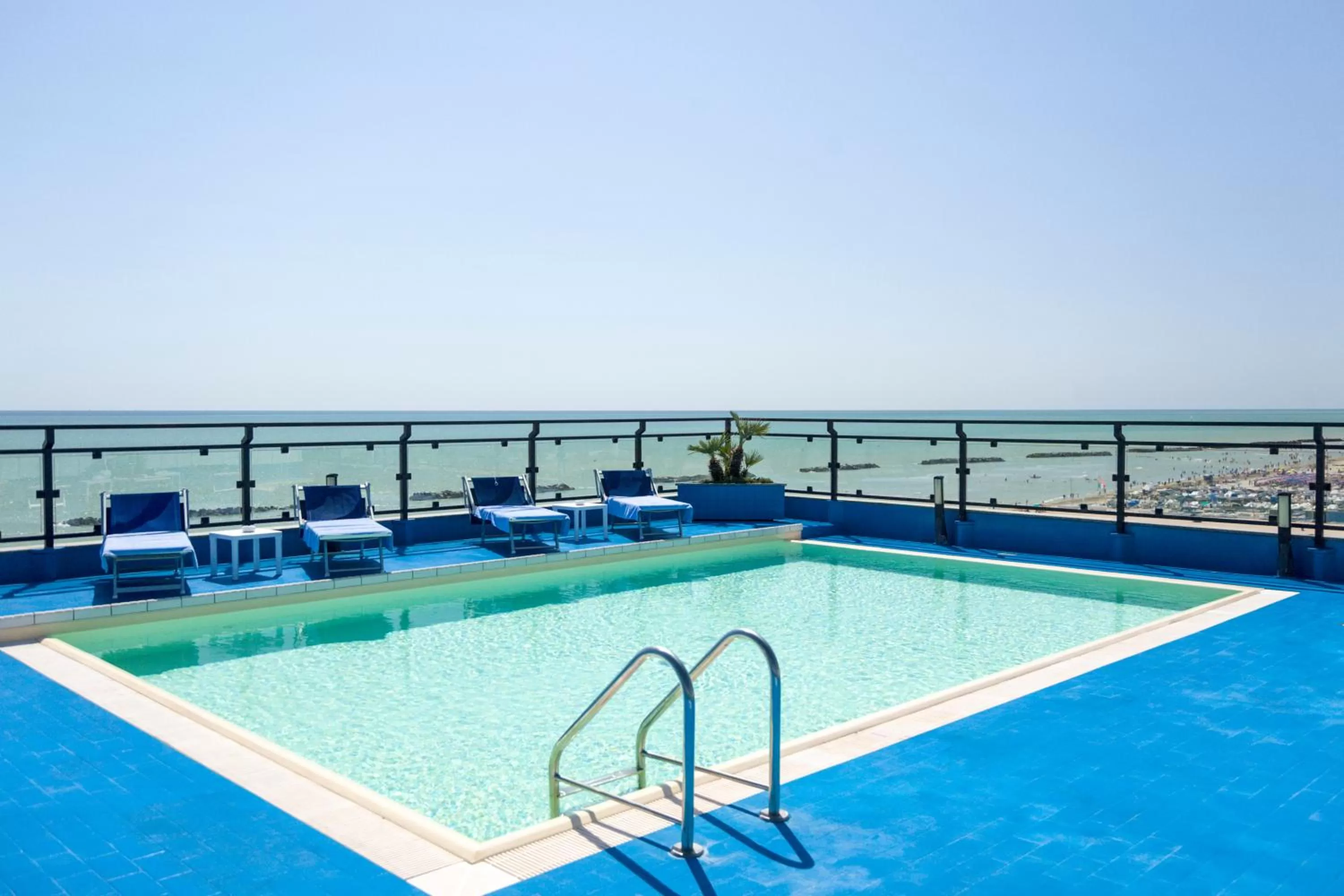 Swimming pool in Hotel Royal