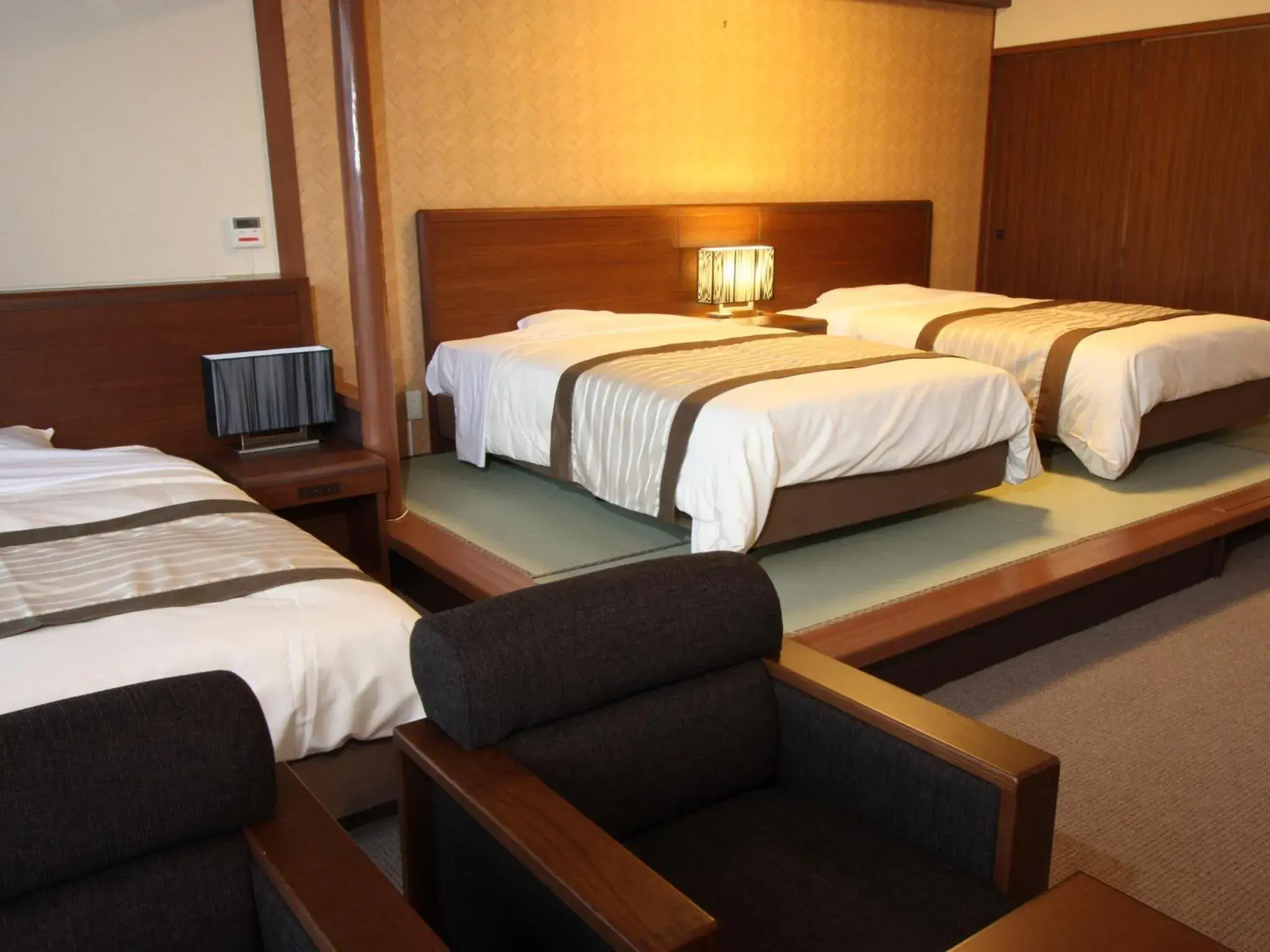 Photo of the whole room, Bed in Misasa Royal Hotel