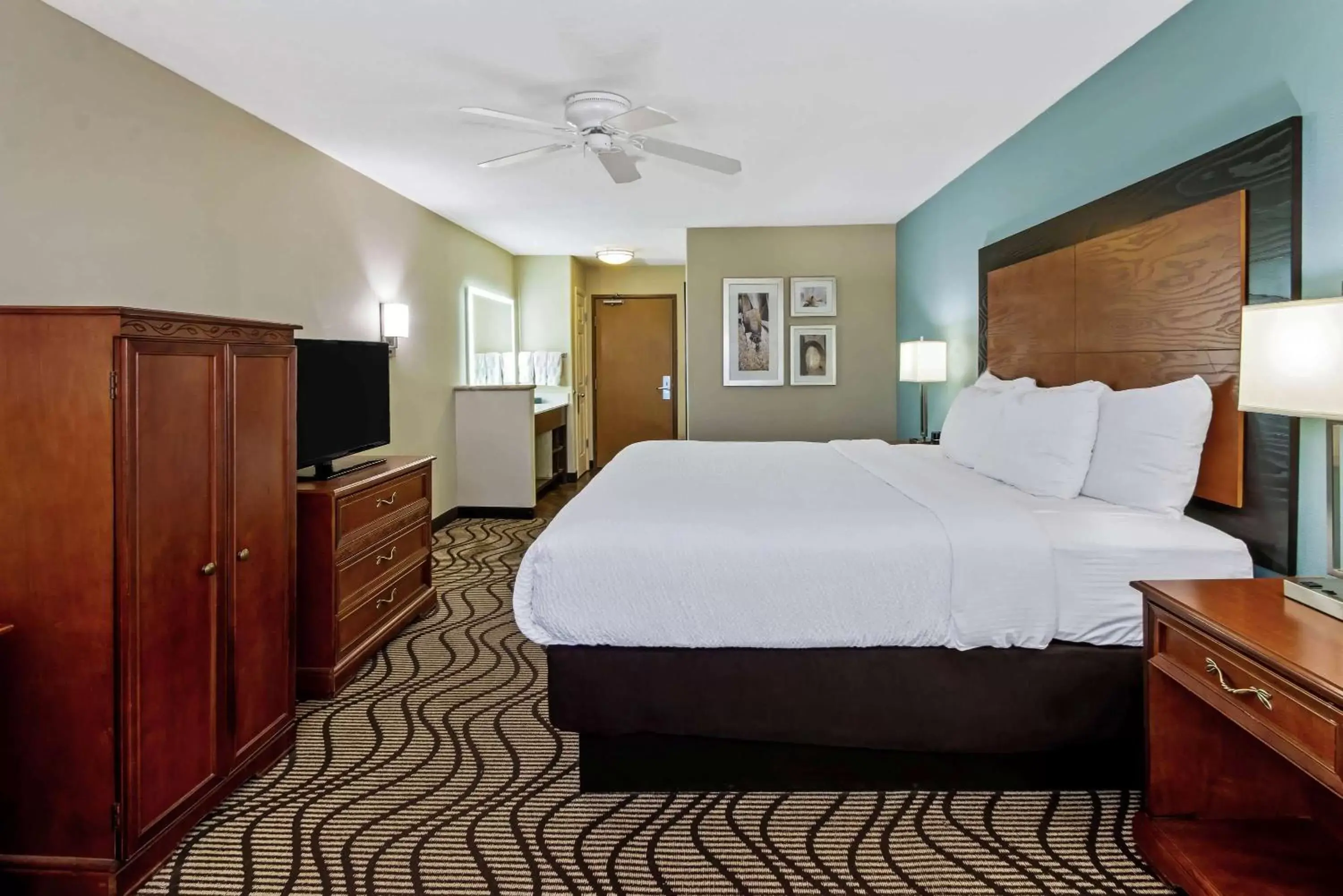 Photo of the whole room, Bed in La Quinta by Wyndham Santa Rosa