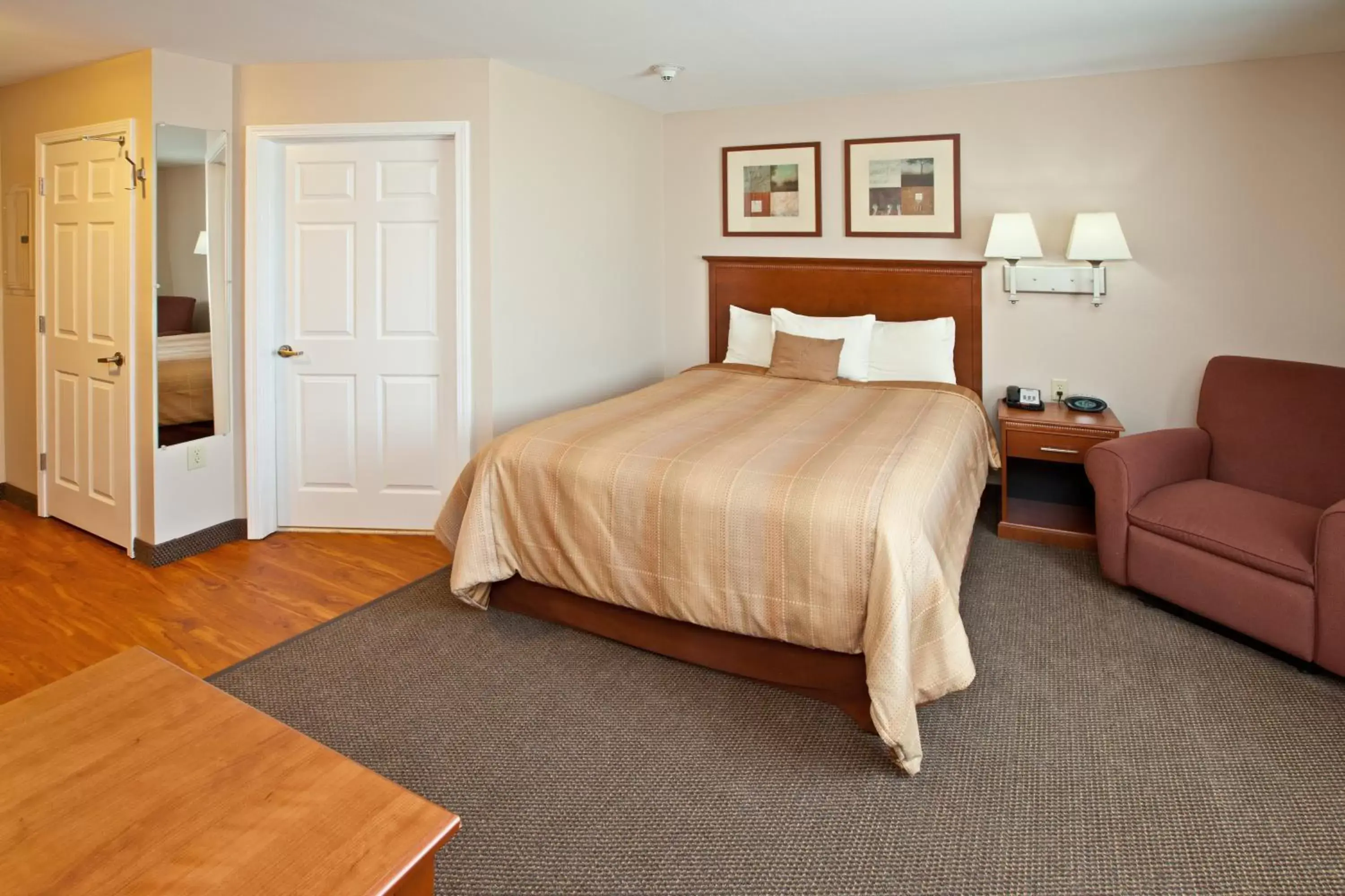 Photo of the whole room, Bed in Candlewood Suites Louisville North, an IHG Hotel