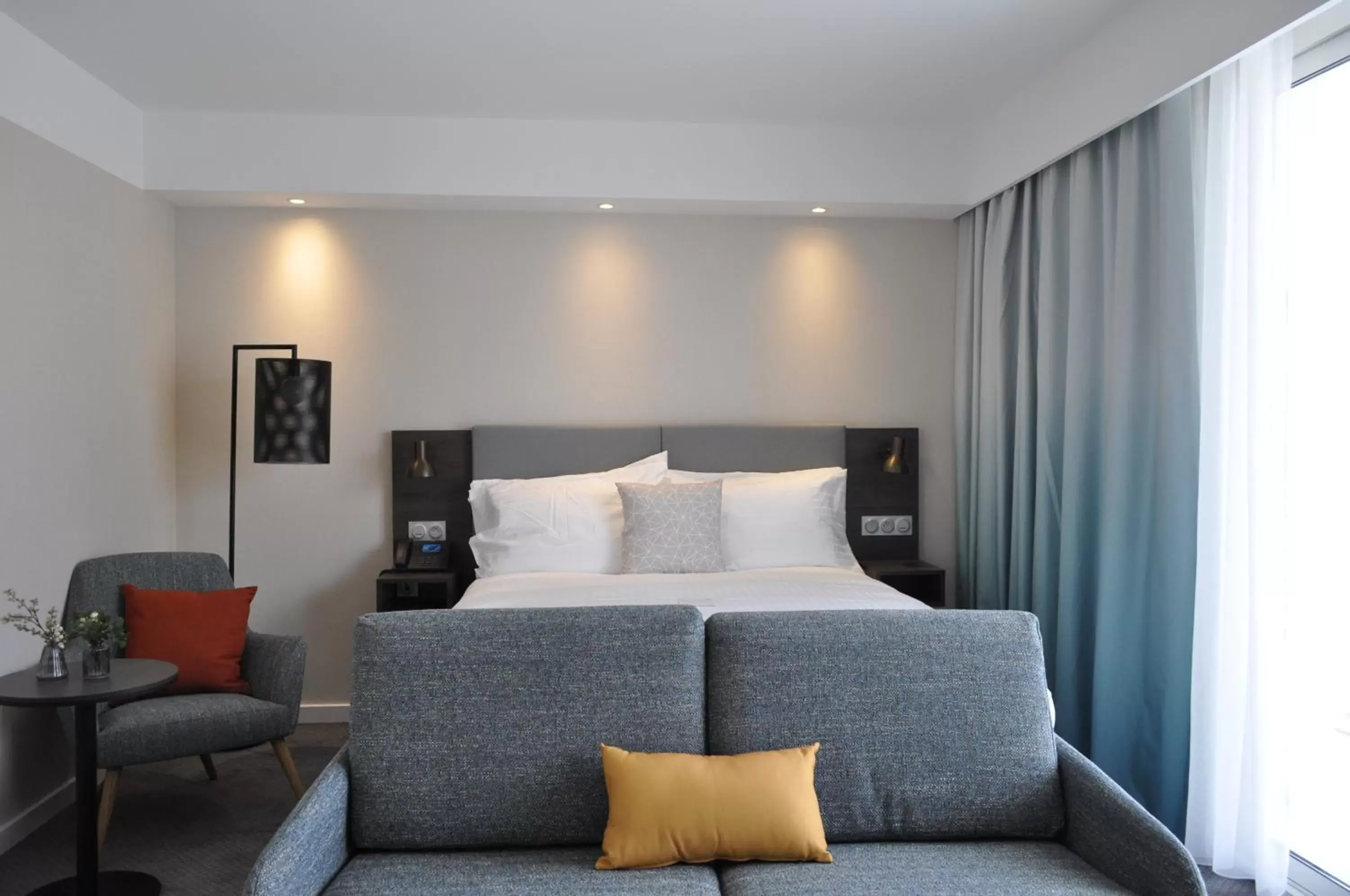 Bedroom, Bed in Holiday Inn - Bordeaux-Merignac, an IHG Hotel