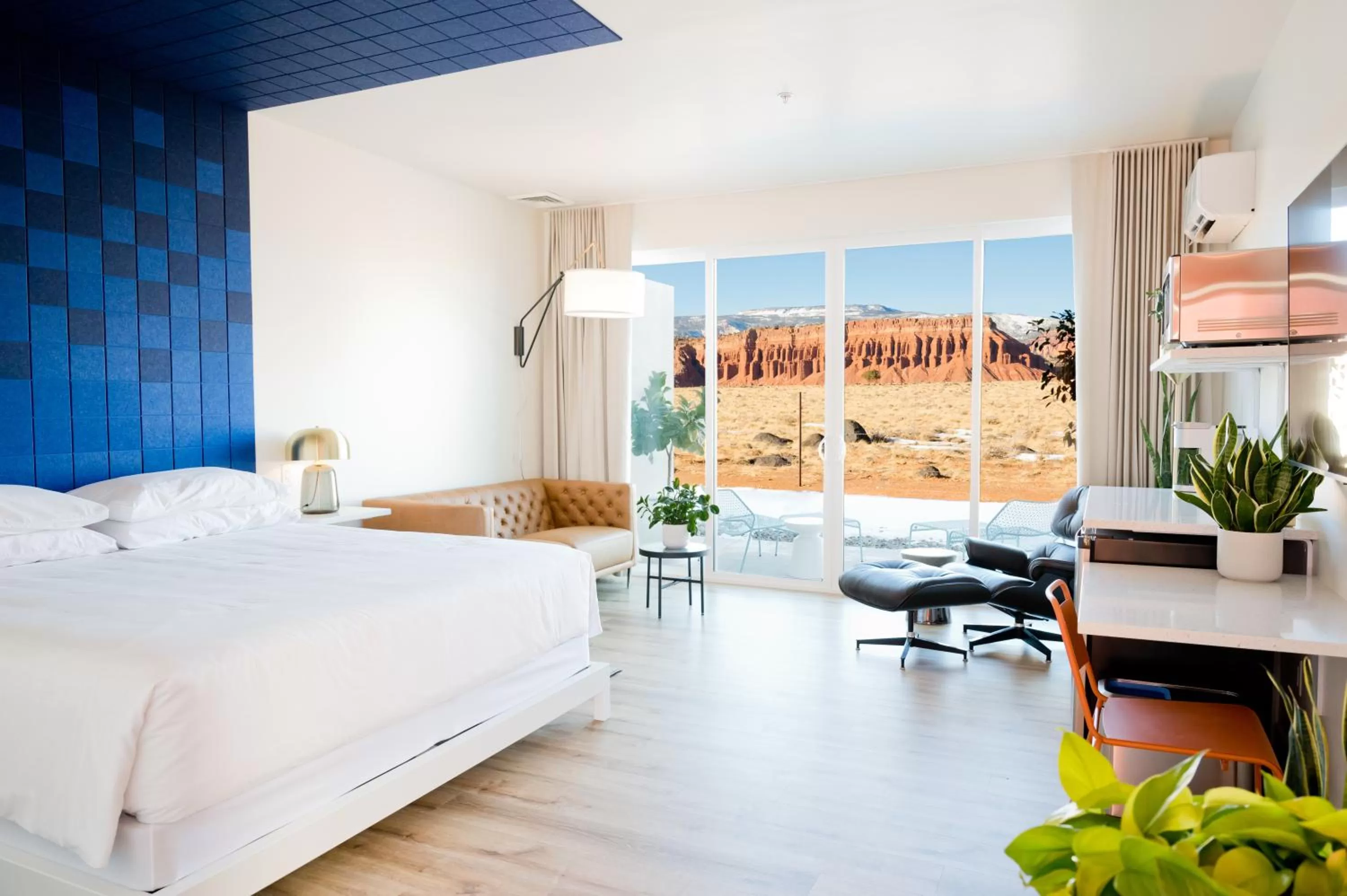 Patio, Bed in Skyview Hotel