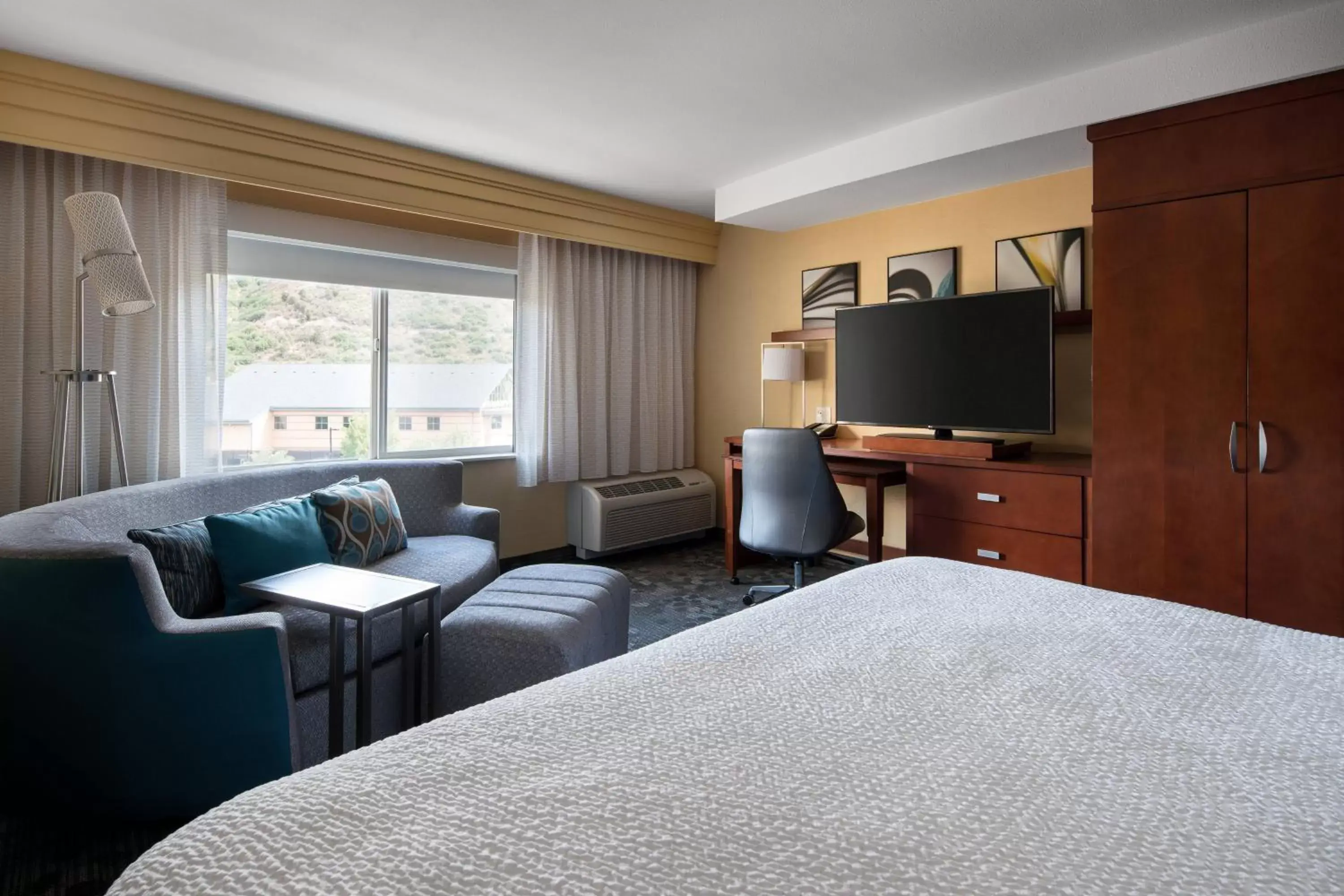 Photo of the whole room, TV/Entertainment Center in Courtyard by Marriott Glenwood Springs