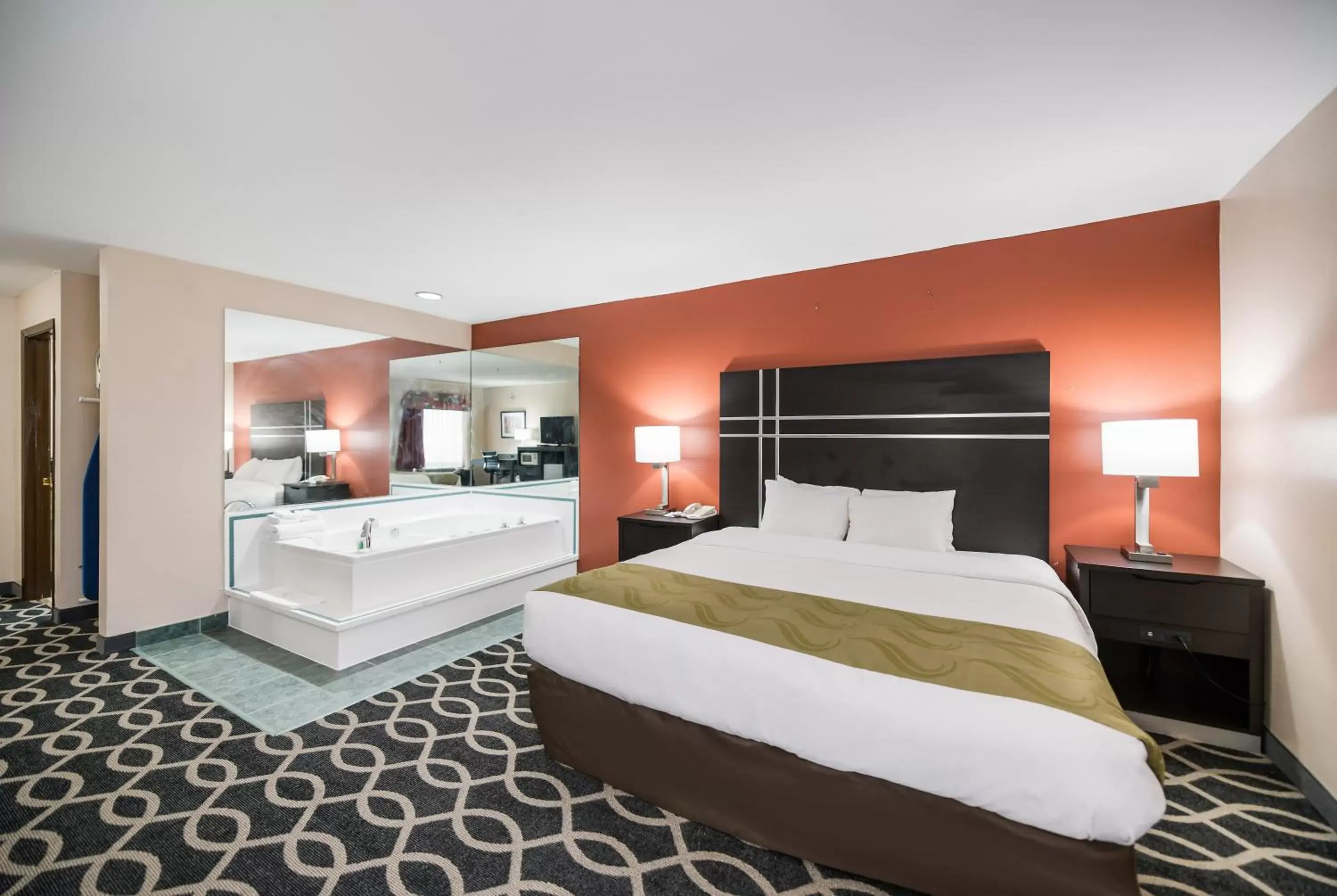 Hot Tub, Bed in Quality Inn Jacksonville near Little Rock Air Force Base Hot Tub, Bed in Quality Inn Jacksonville near Little Rock Air Force Base