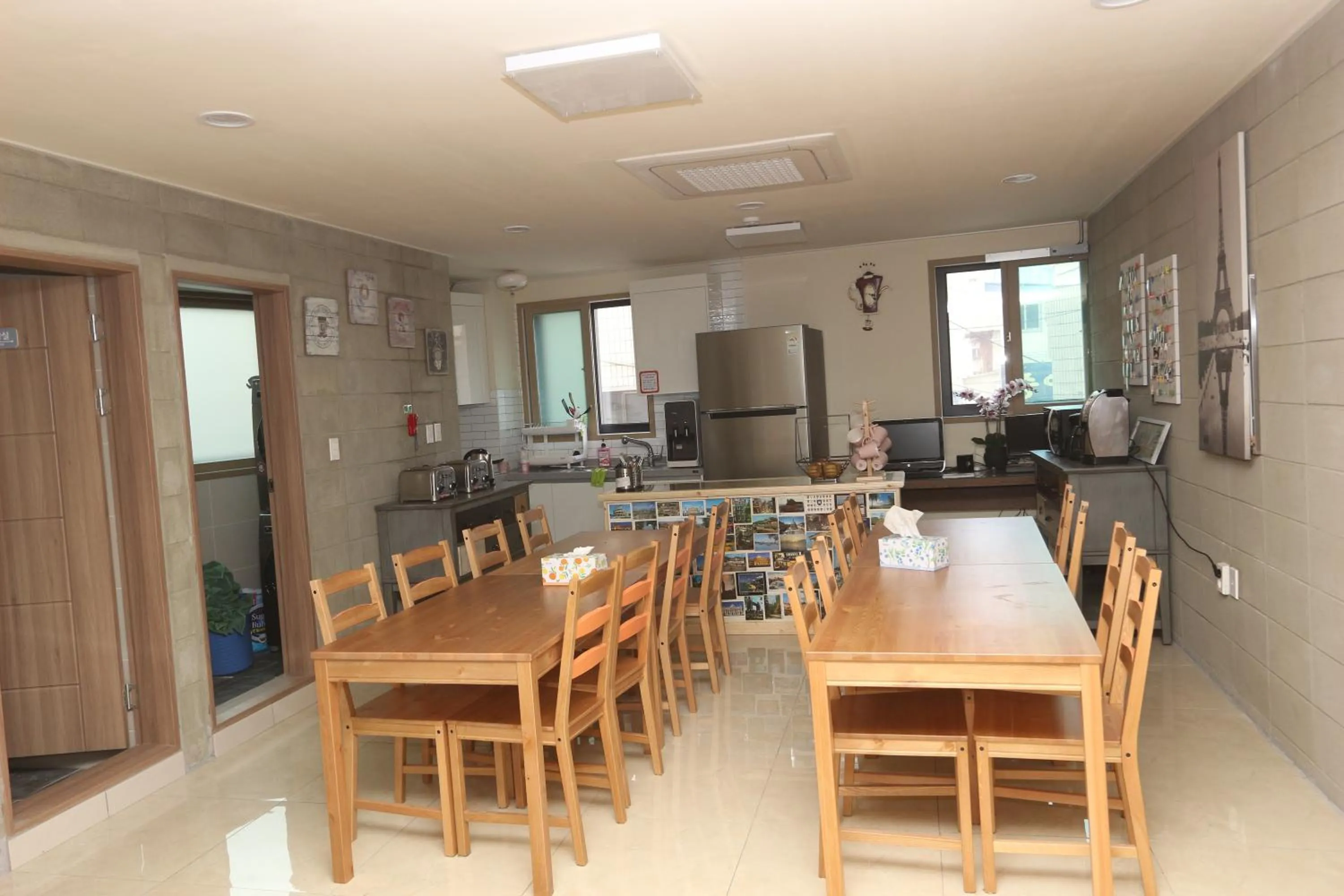 Communal kitchen in Daegu Midtown Hostel