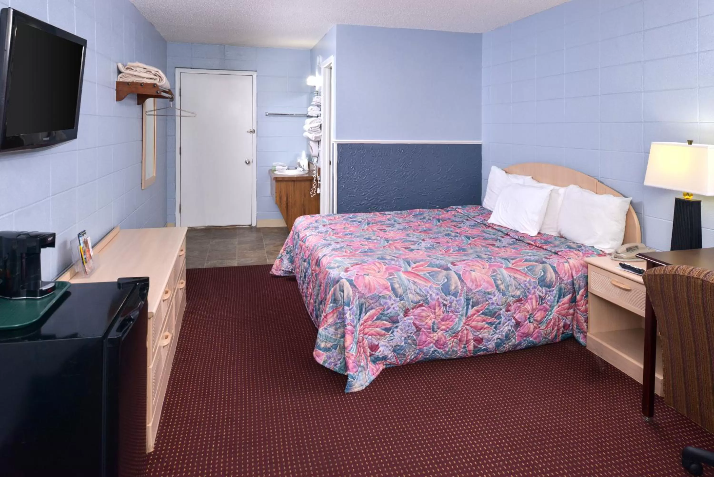 Bedroom, Bed in Americas Best Value Inn & Suites Branson - Near the Strip