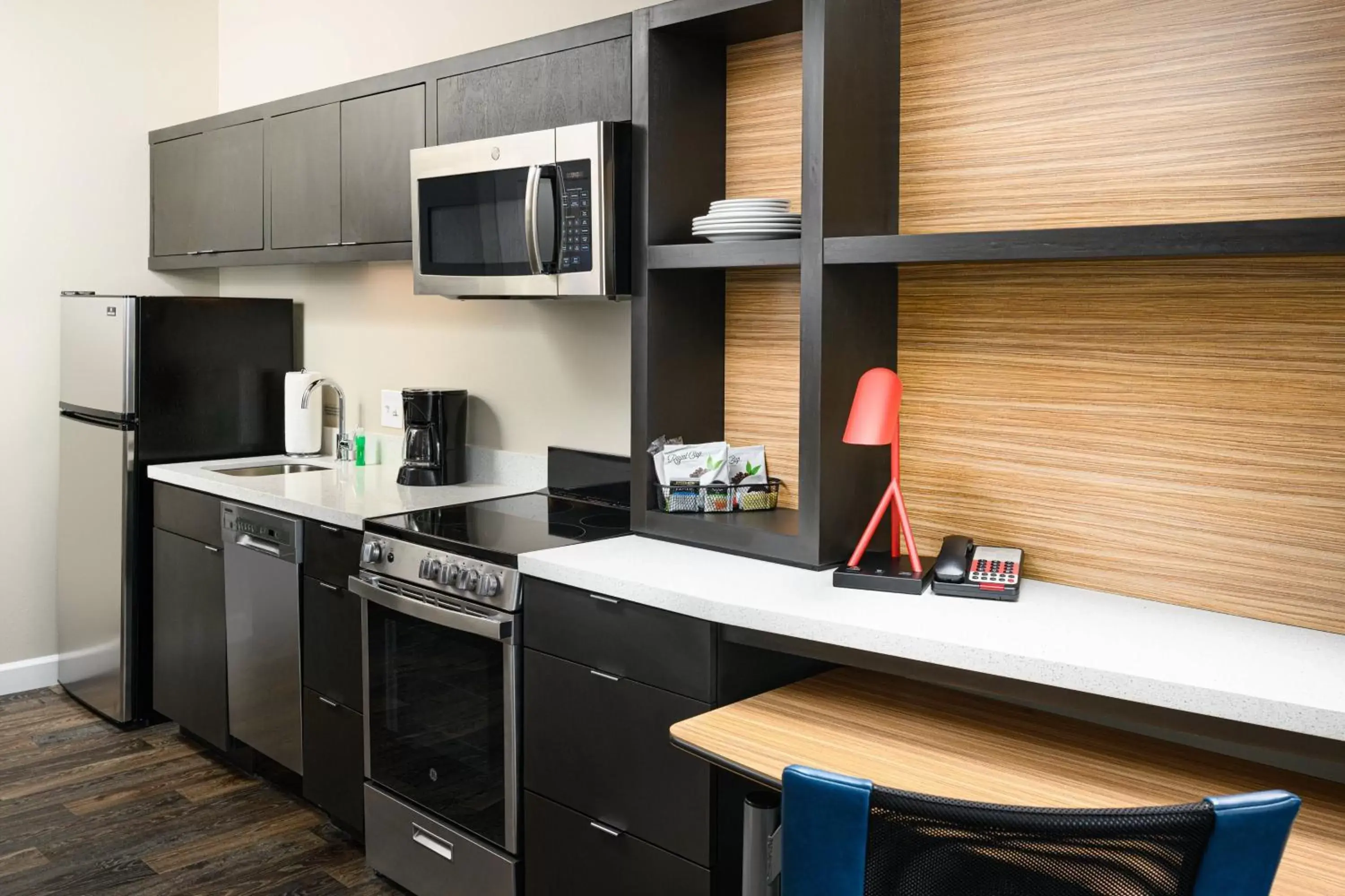 Kitchen or kitchenette, Kitchen/Kitchenette in TownePlace Suites by Marriott Tuscaloosa