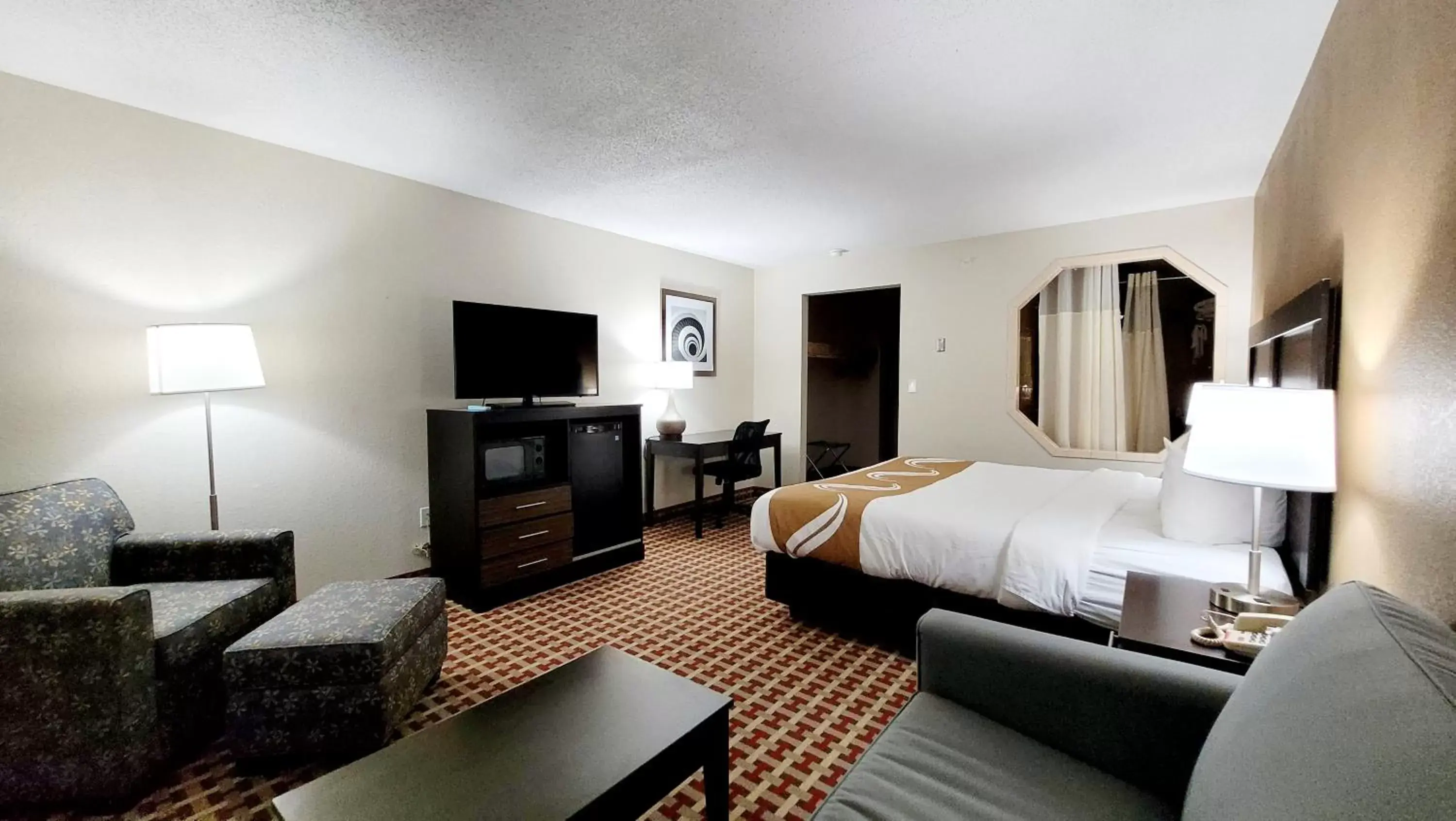 Bed, Seating Area in Quality Inn & Suites Marion