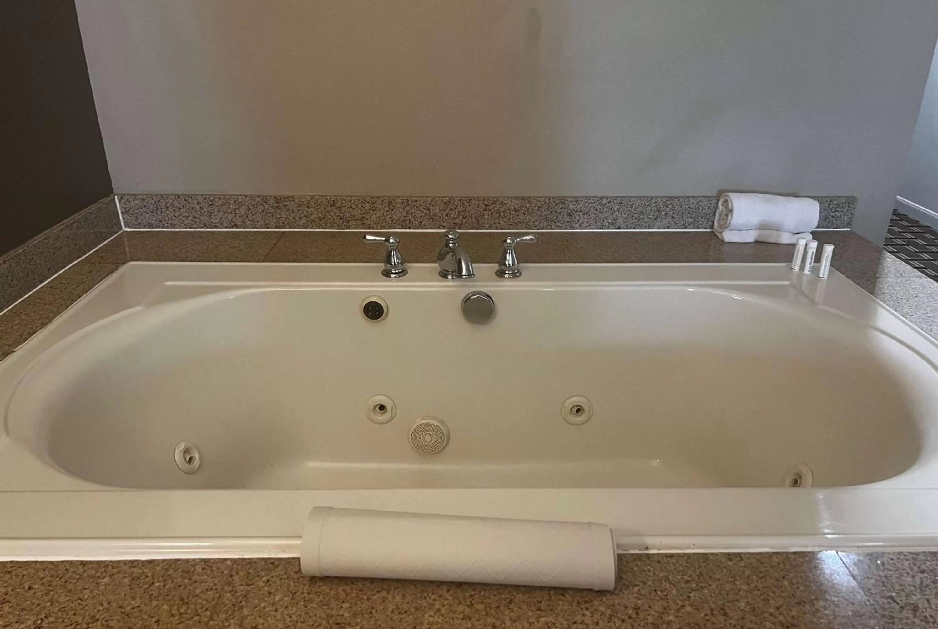 Photo of the whole room in Baymont by Wyndham Columbus