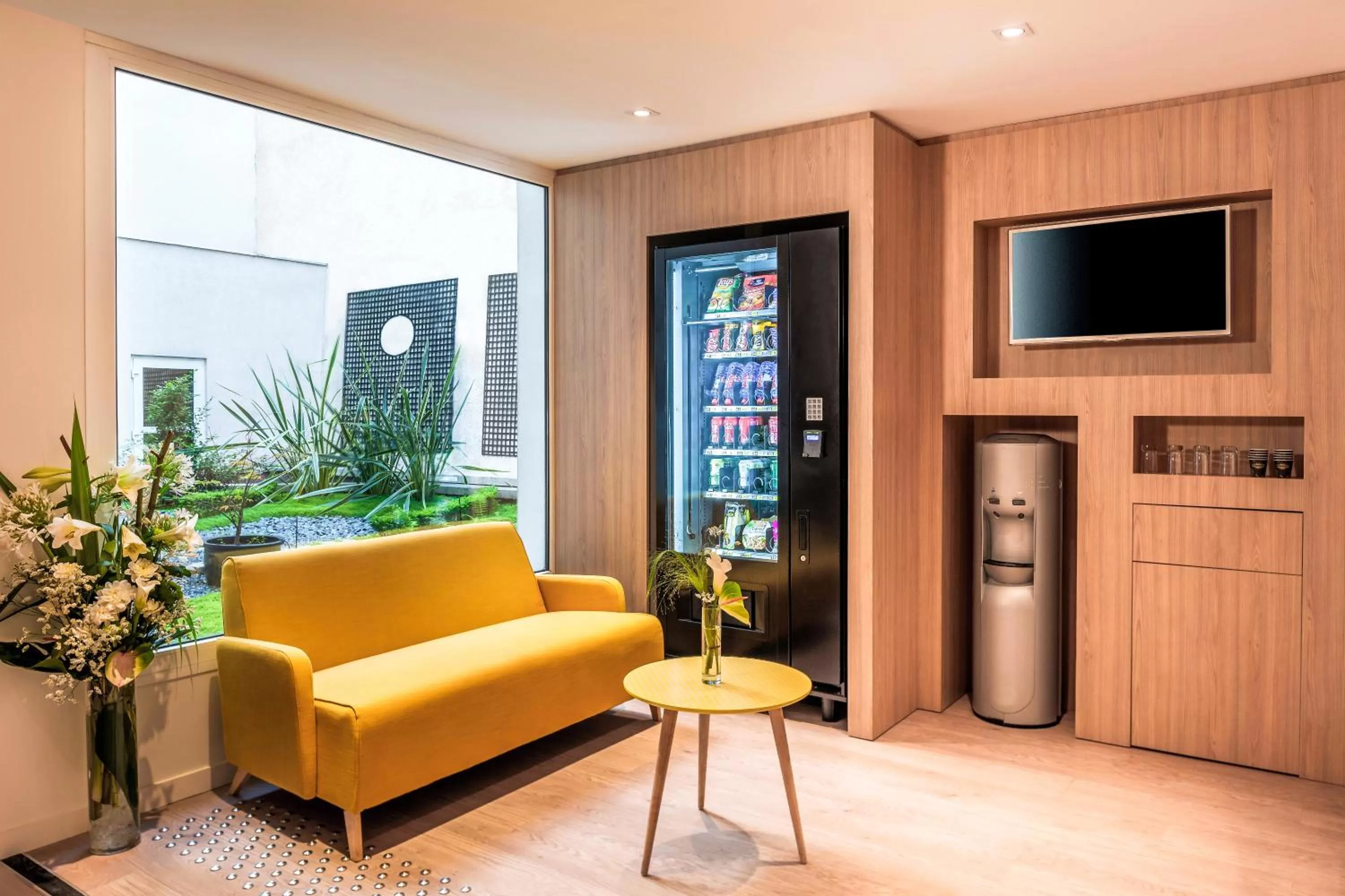 Lobby or reception in Citadines Montmartre Paris