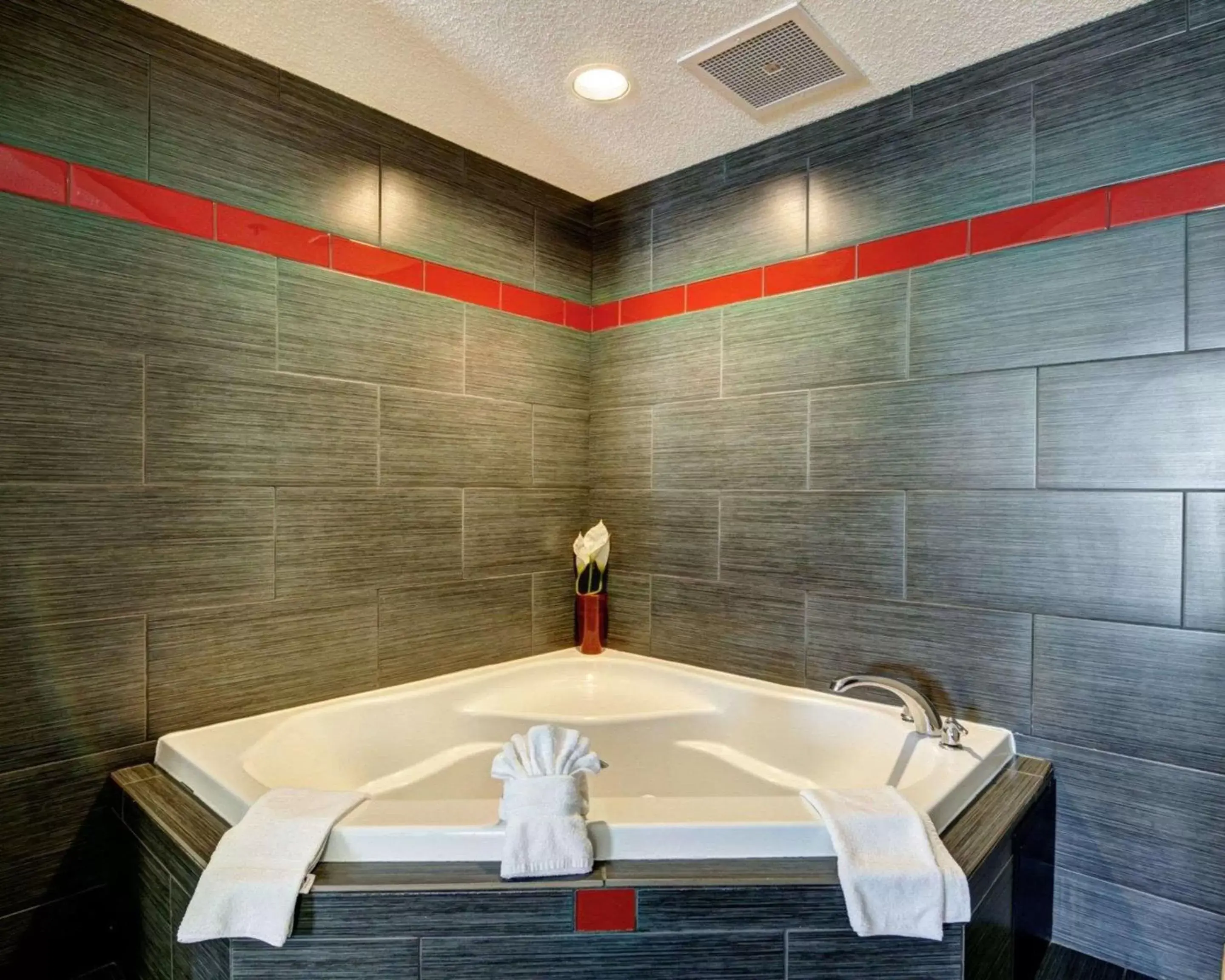 Photo of the whole room, Bathroom in Comfort Suites Williamsburg Historic Area