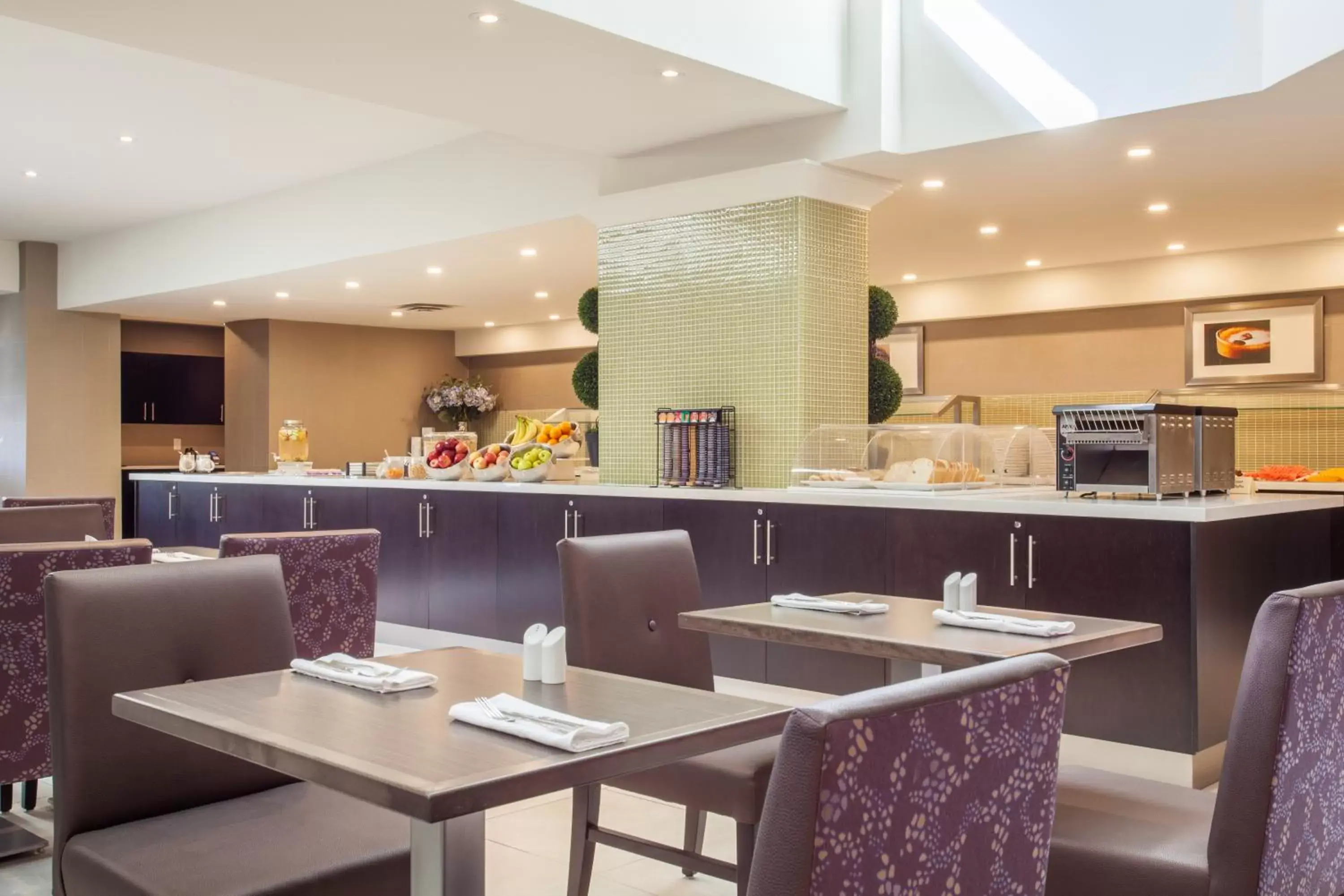 Restaurant/places to eat in Holiday Inn Toronto International Airport, an IHG Hotel