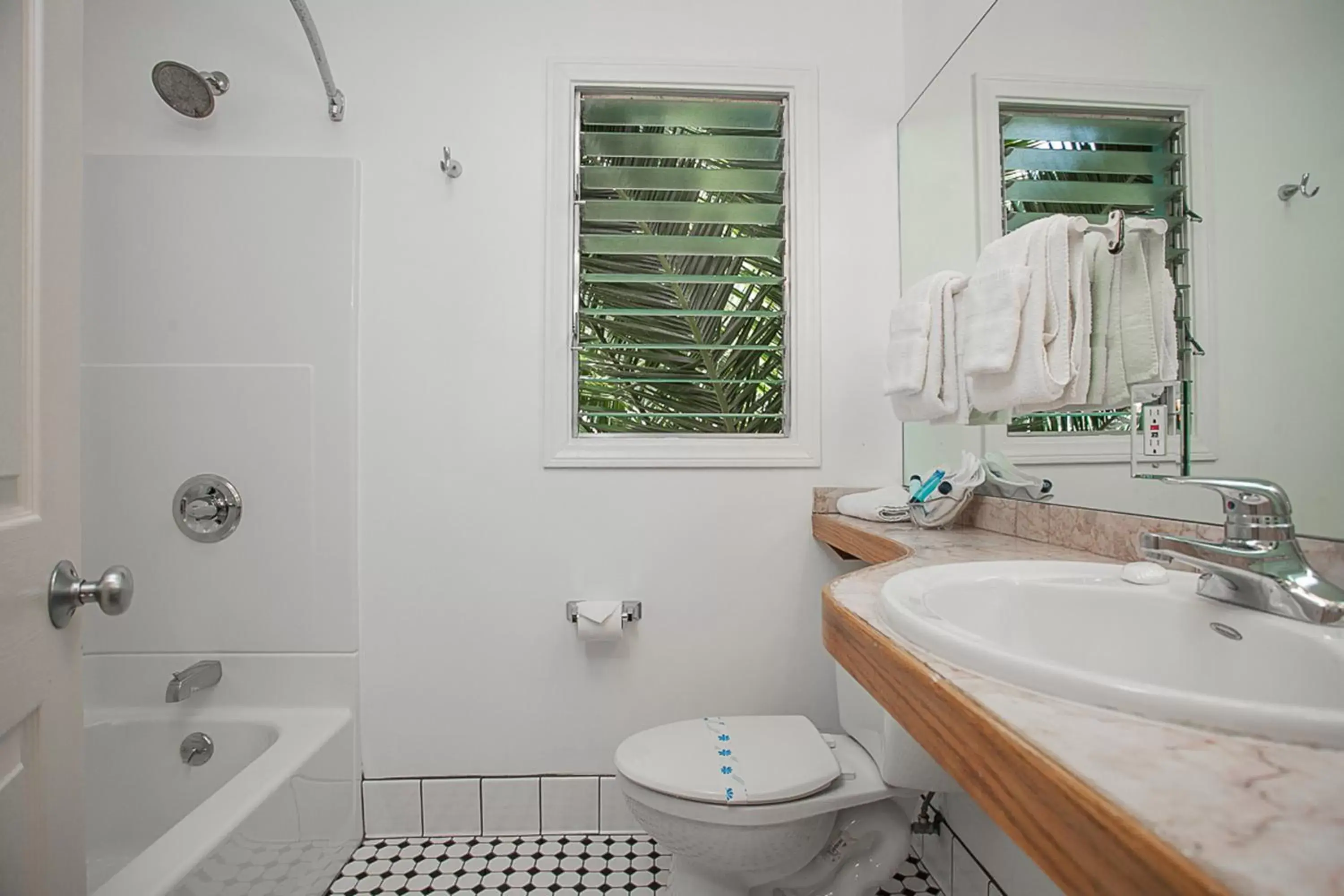 Bathroom in Ocean Lodge Santa Monica Beach Hotel