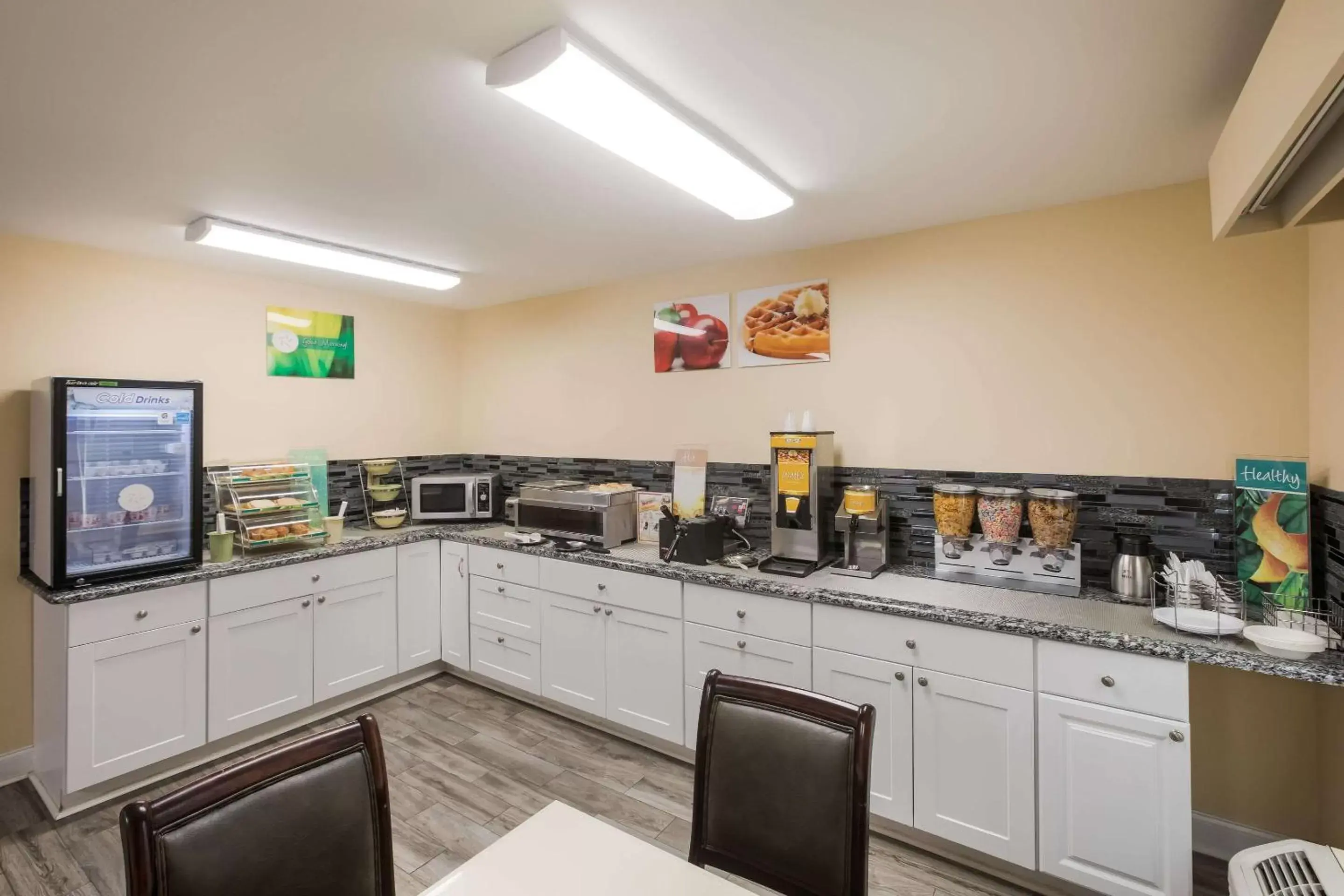 Breakfast, Kitchen/Kitchenette in Quality Inn & Suites near Lake Oconee