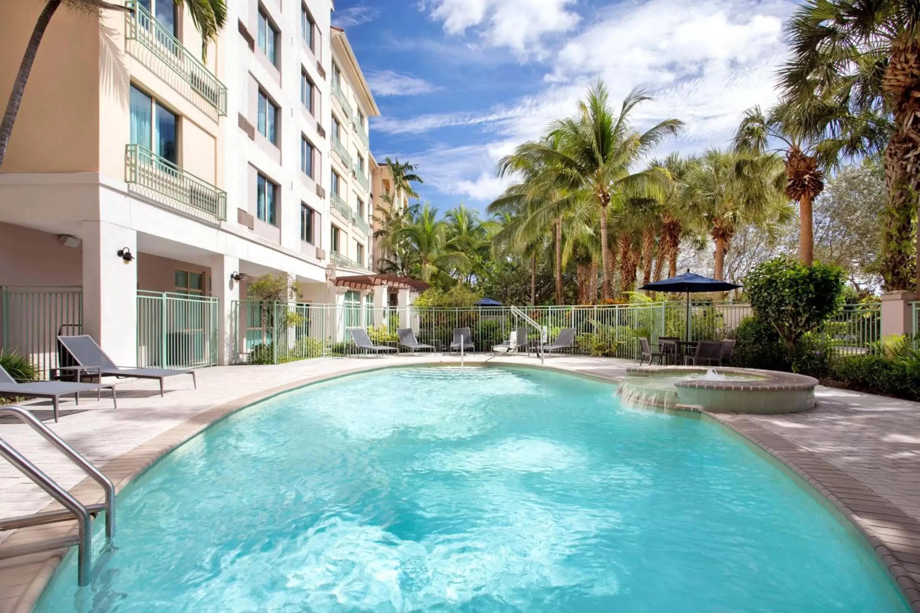 Swimming Pool in Courtyard Fort Lauderdale SW Miramar