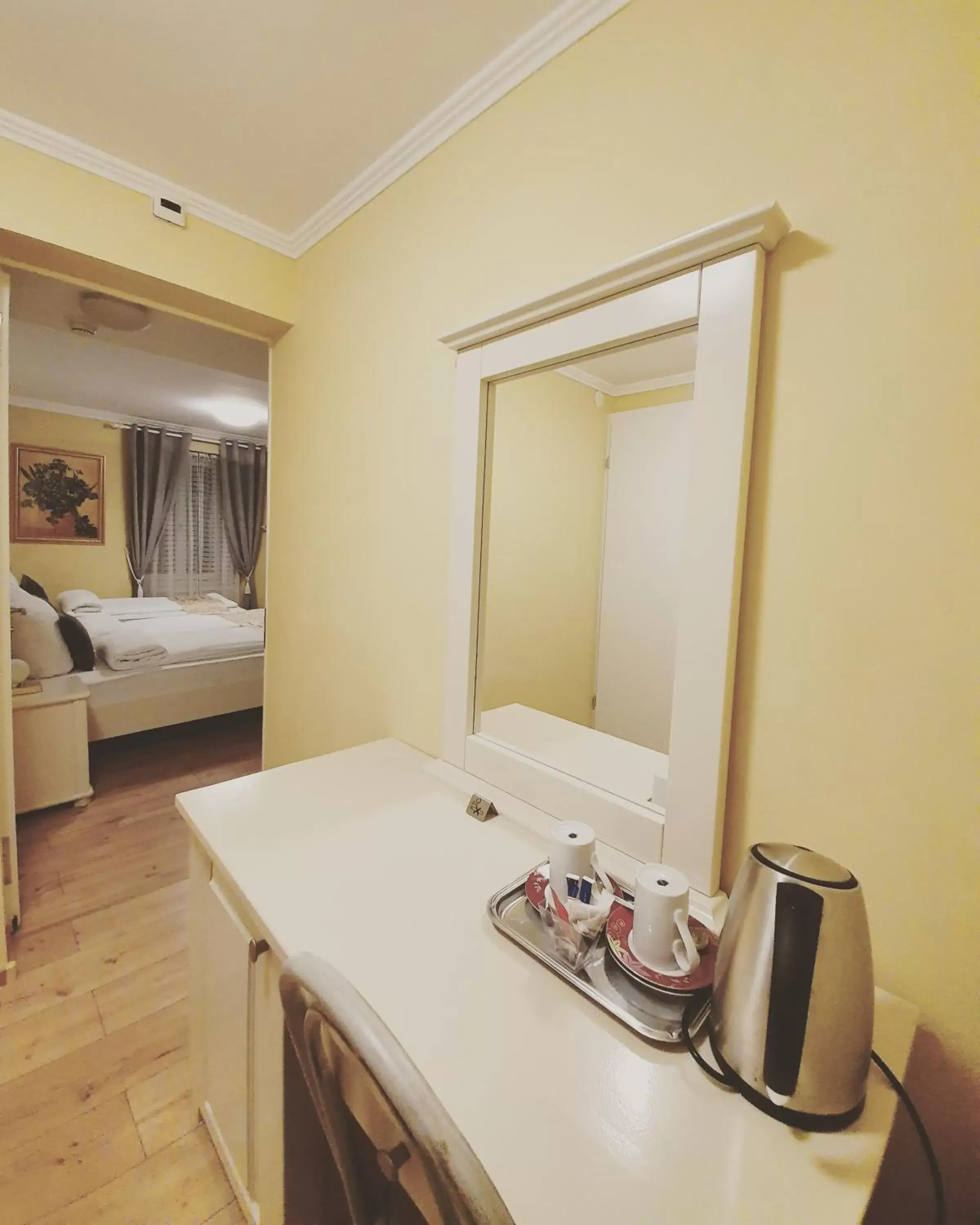 Coffee/tea facilities, Bathroom in Esos Hotel Quelle