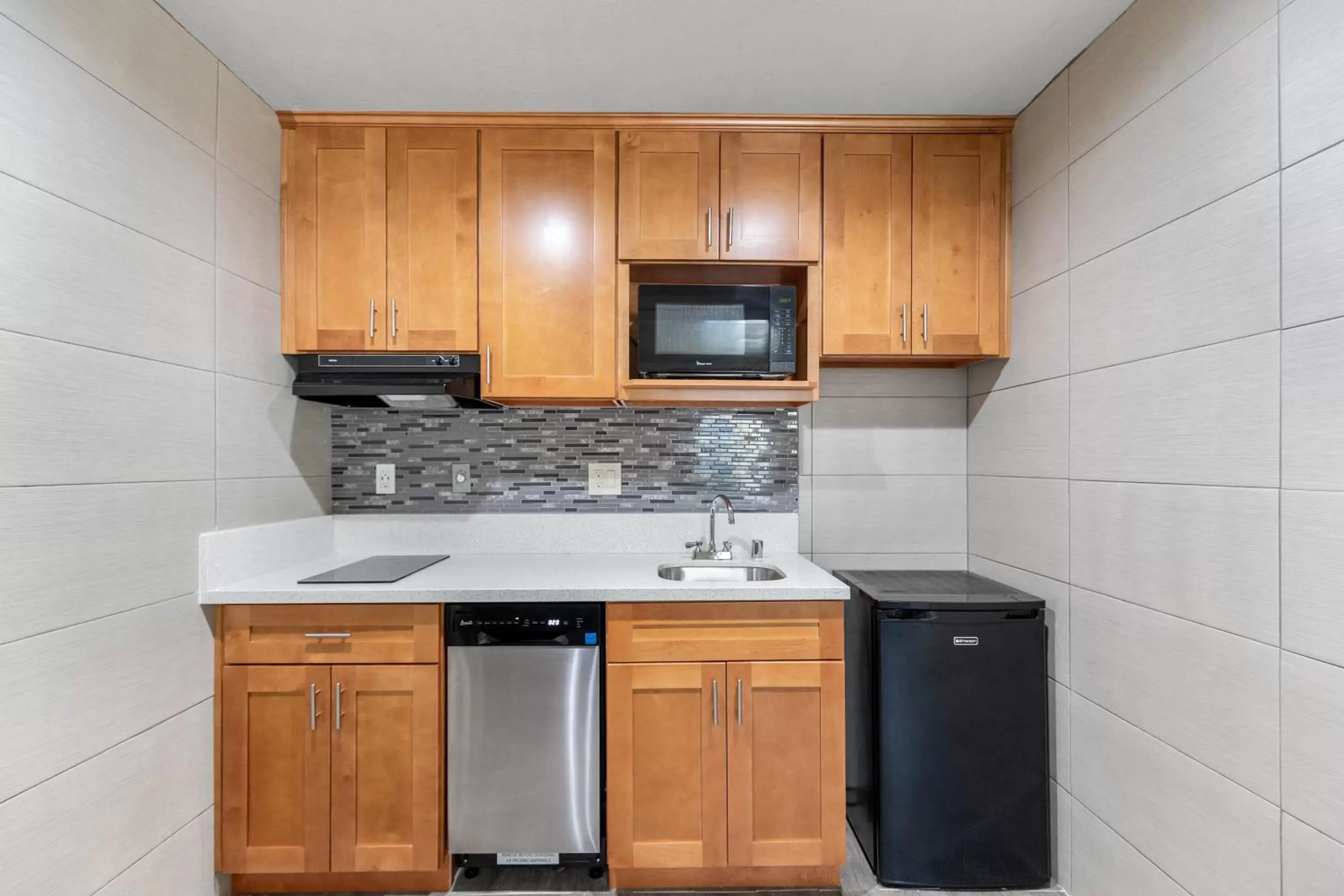 Kitchen/Kitchenette in Le Blanc Inn & Suites